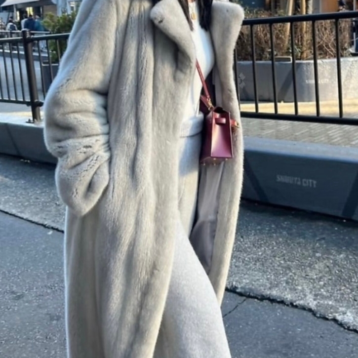 (W) Arket Faux Fur Coat Grey 착용 스타일