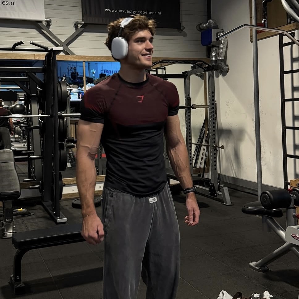 Gymshark Onyx 5.0 Seamless T-Shirt Black Light Grey, Gymshark Onyx 5.0 Seamless T-Shirt Black Carmine Red 착용 스타일 - 2