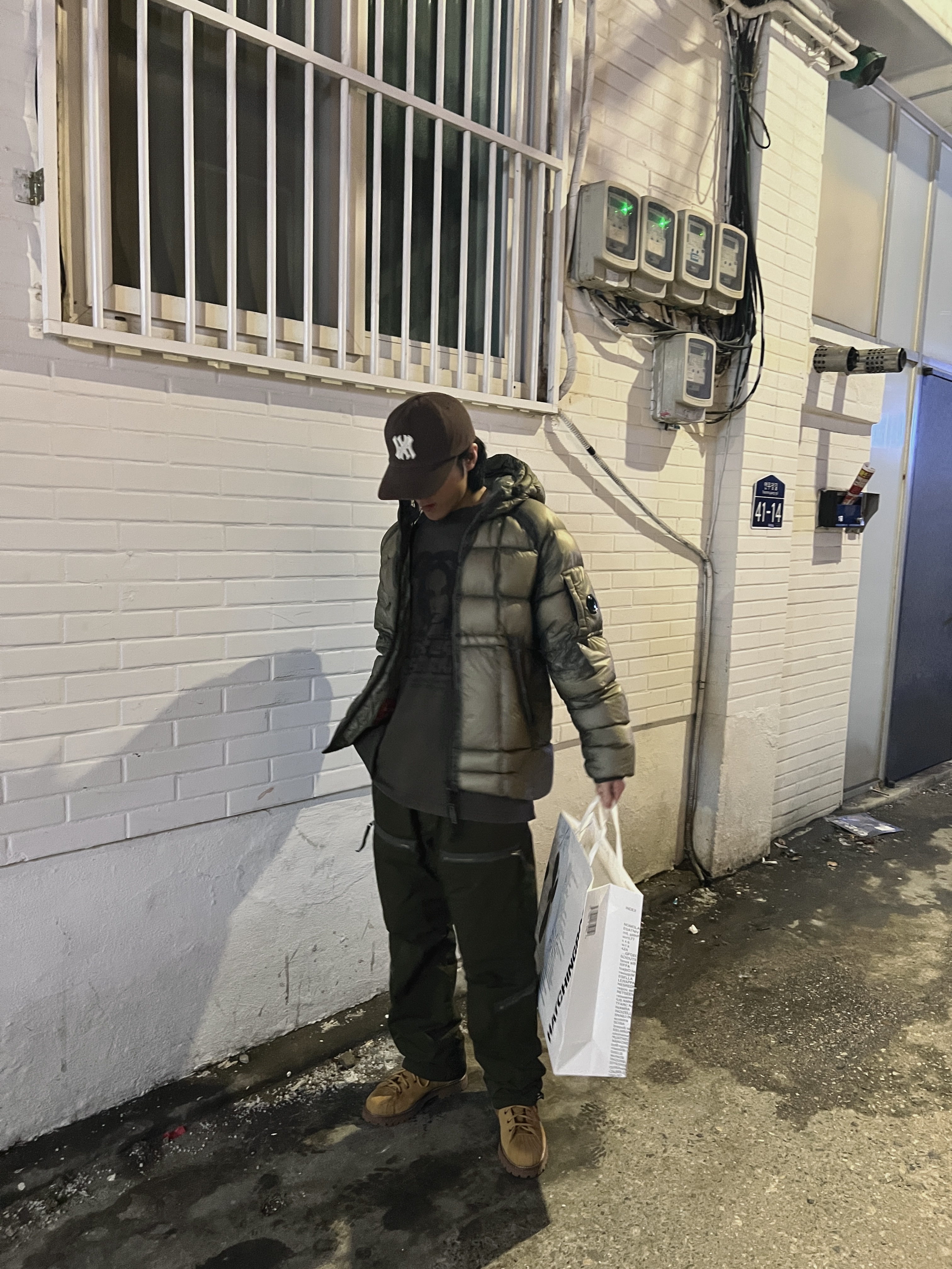 Farfromwhat Far Patch Logo Cap Brown, C.P. Company D.D. Shell Hooded Down Jacket Fungi Grey - 25FW 착용 스타일 - 2