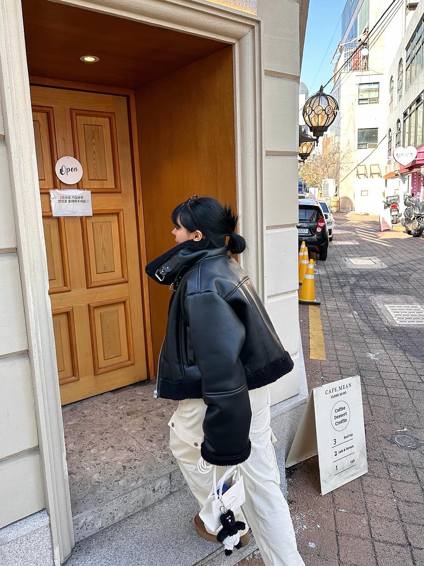 Monamhee Beulpingi Keyring with White Pants Black, Telfar Small Shopping Bag White 착용 스타일 - 1