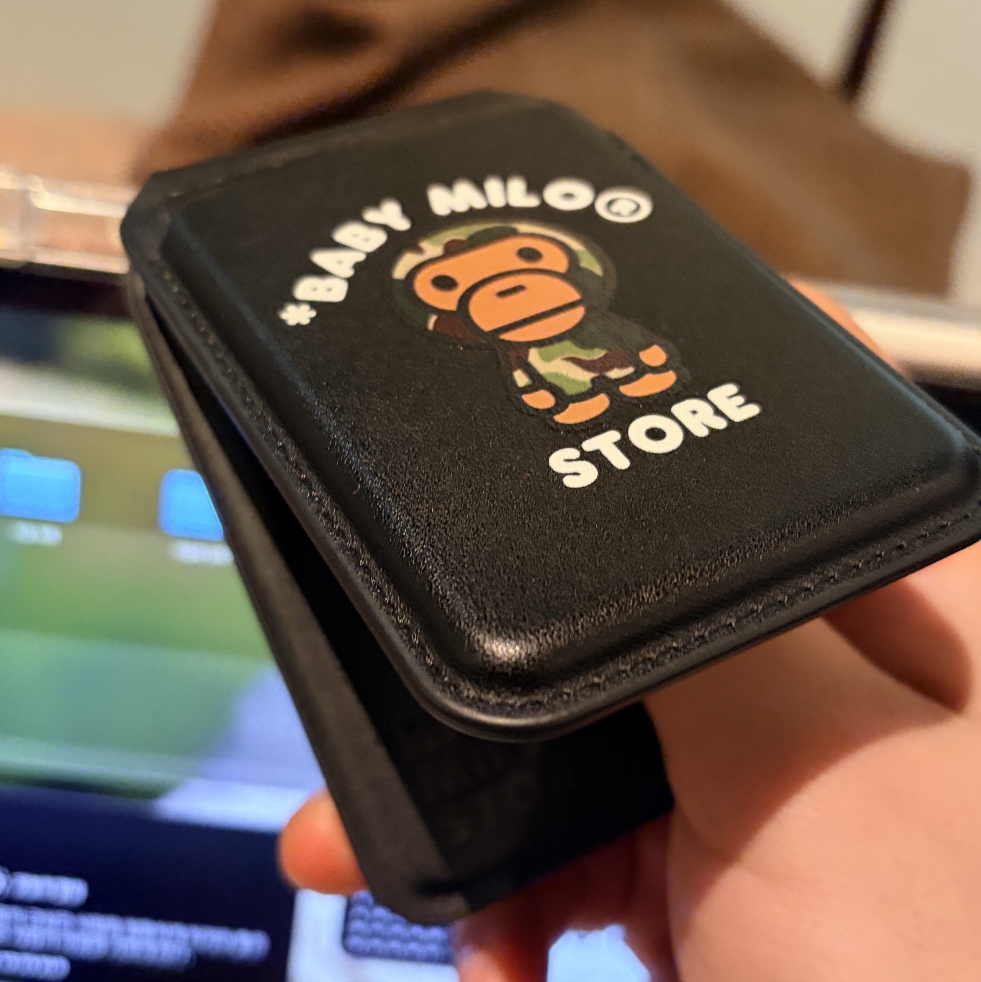 BAPE Baby Milo MagSafe Card Holder Black 착용 스타일 - 2