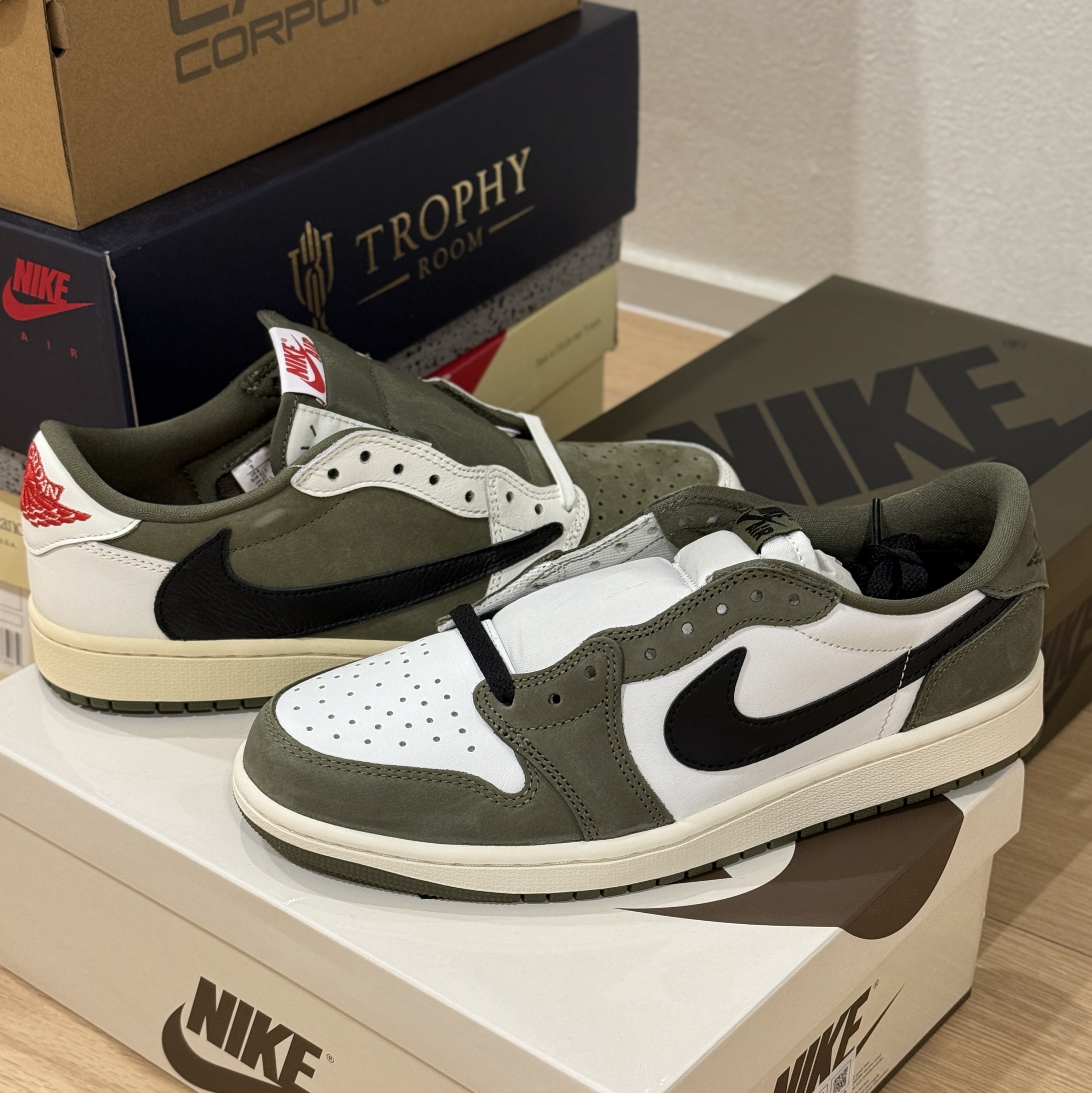 Jordan 1 Retro Low OG Medium Olive and Summit White 착용 스타일 - 1