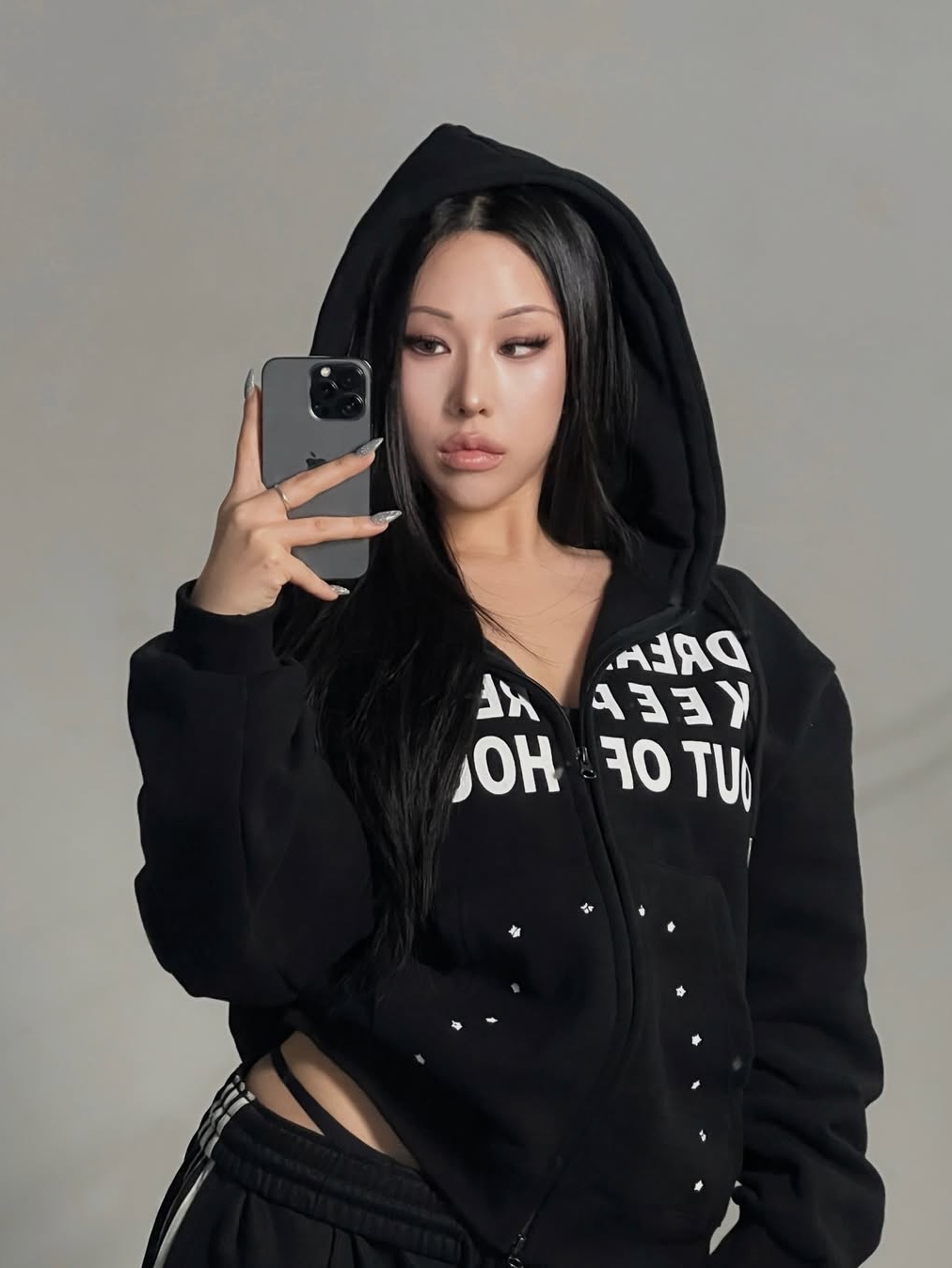 SLOW RECORD HOUSE Typo Star Hood Zip-up Black 착용 스타일 - 1