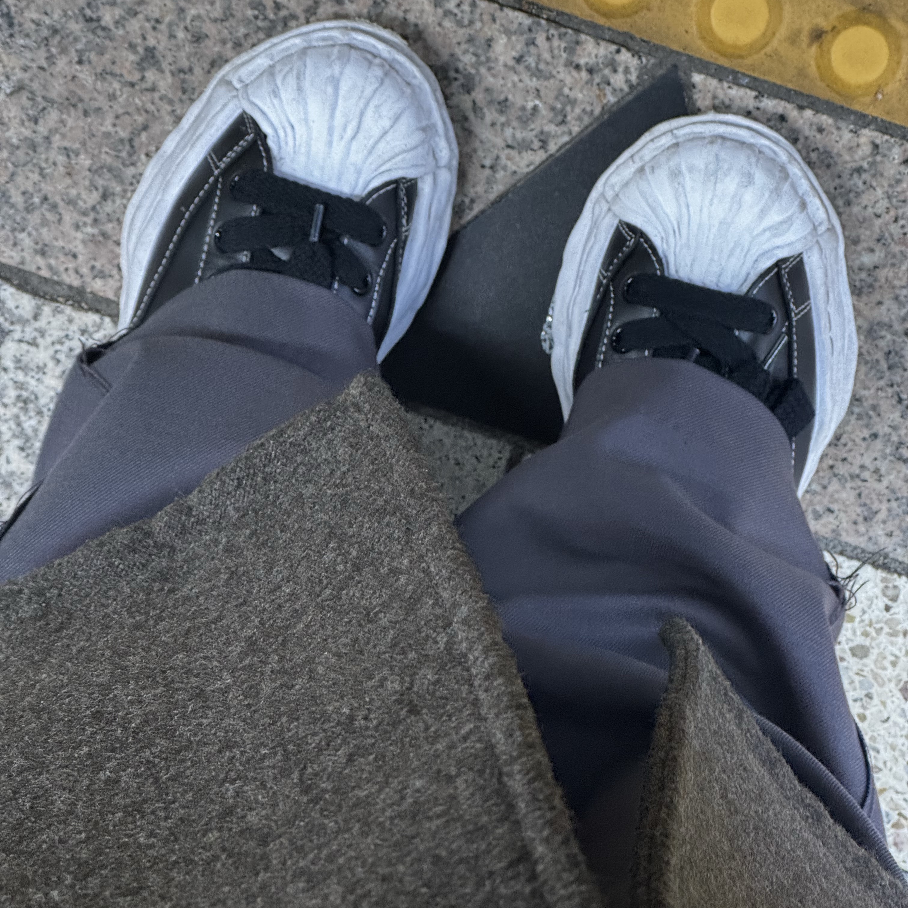 Maison Mihara Yasuhiro Blakey OG Sole Leather Low-top Sneakers Black 착용 스타일