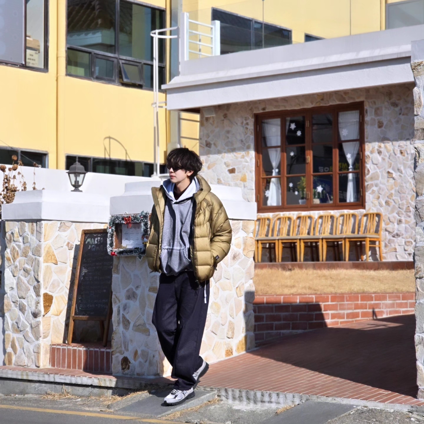 Flavorism Oversized Rivet Hoodie Dirty White, New Balance 2002R Grey Black 착용 스타일 - 1