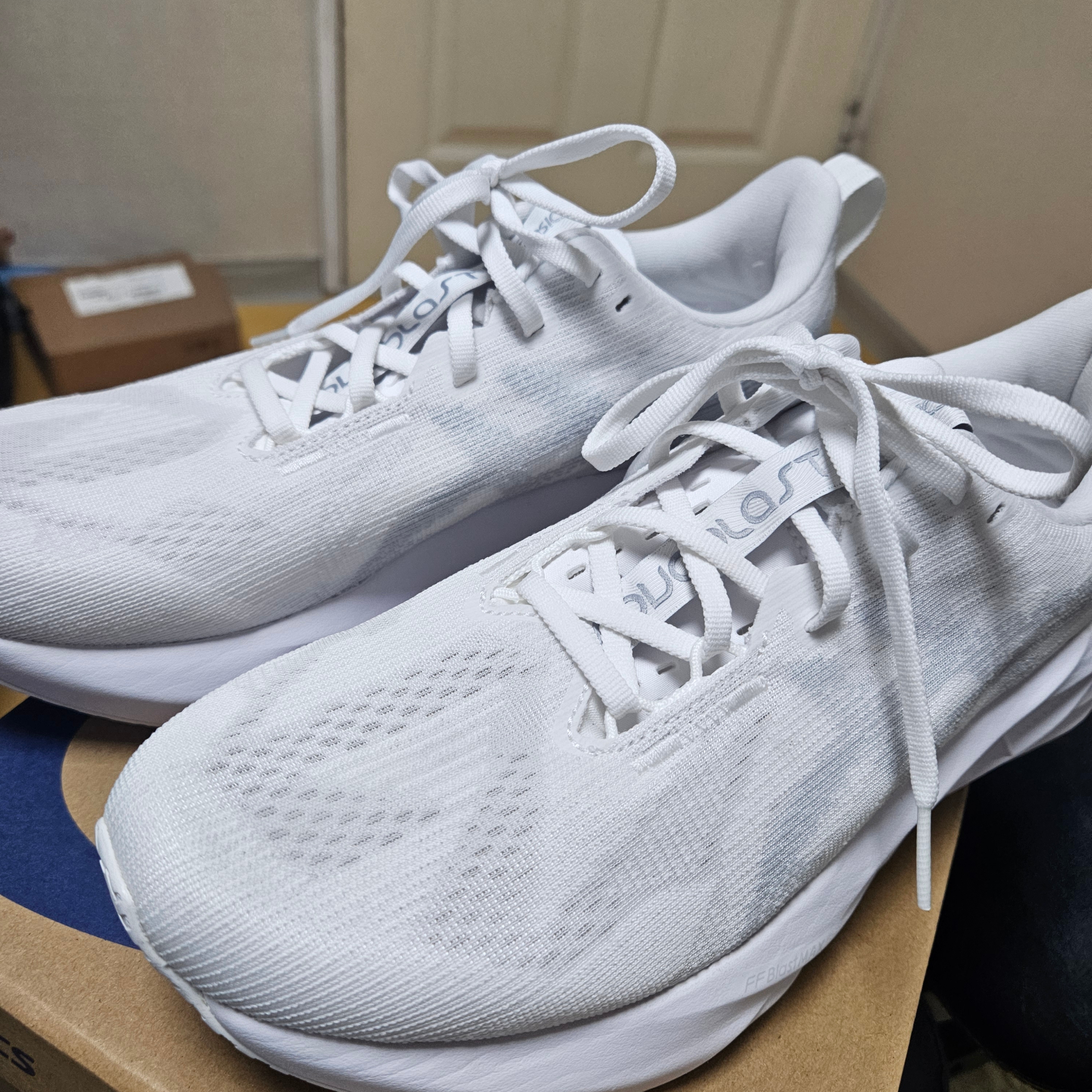 Asics Novablast 5 White Piedmont Grey 착용 스타일