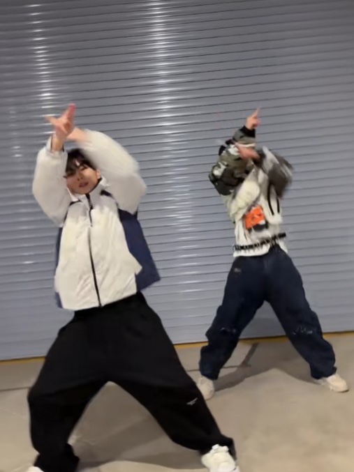 Undermycar Mu.01 Anti Fxxking Logo Play Oversized Sweat Pants Mocha 착용 스타일 - 3