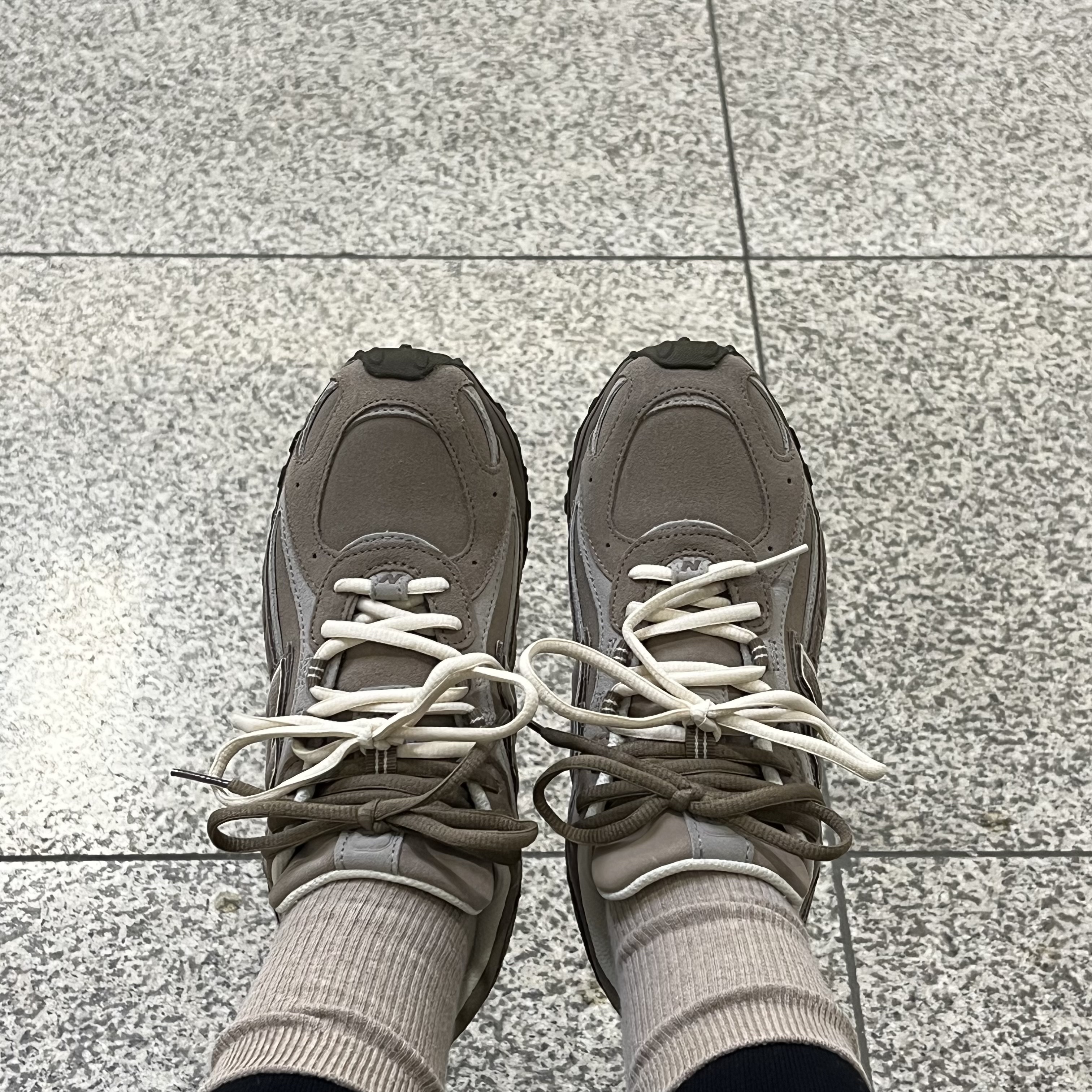 New Balance 204L Suede Mushroom Arid Stone 착용 스타일