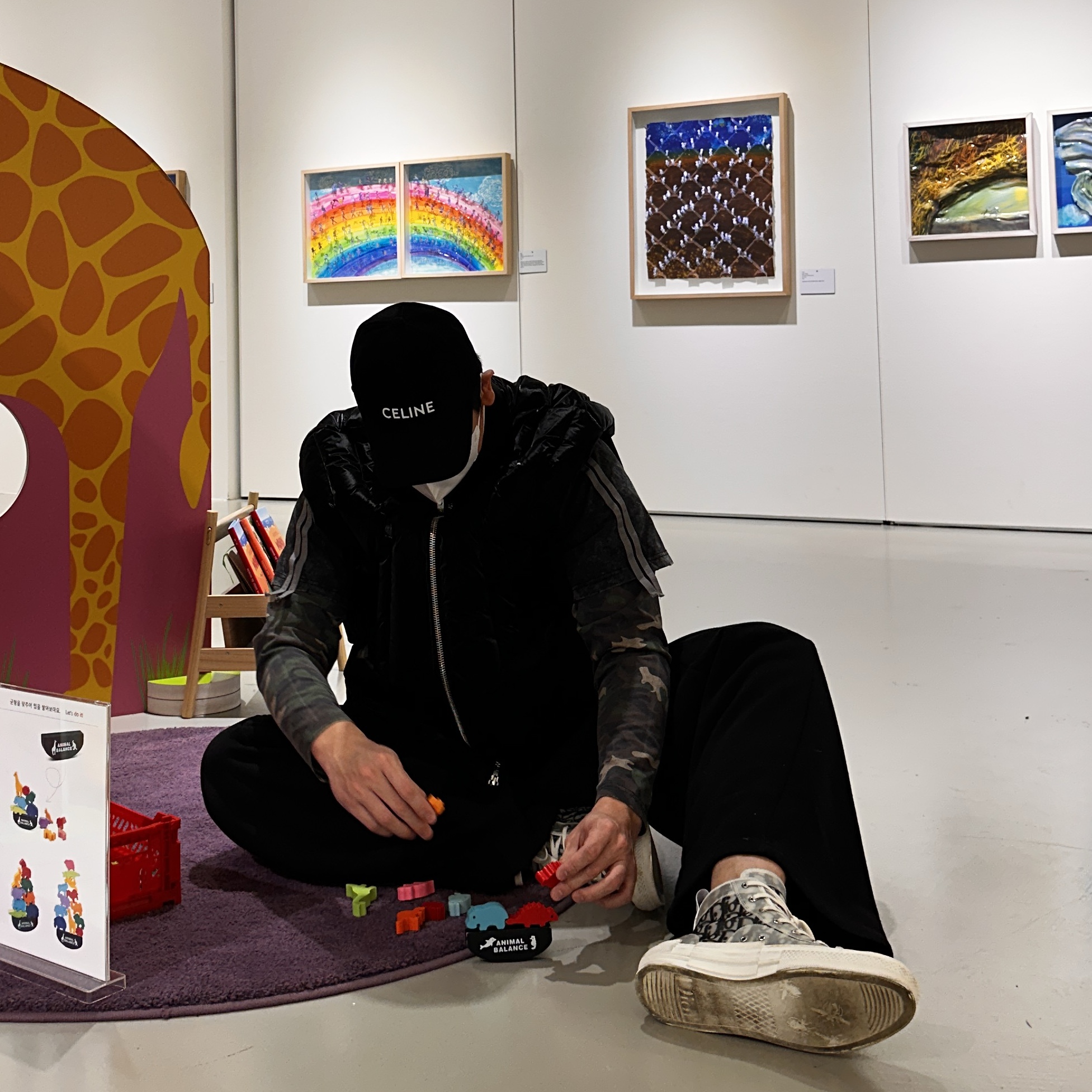 Dior B23 High Dior Oblique White & Black, Celine Baseball Cap in Cotton Black 착용 스타일 - 2