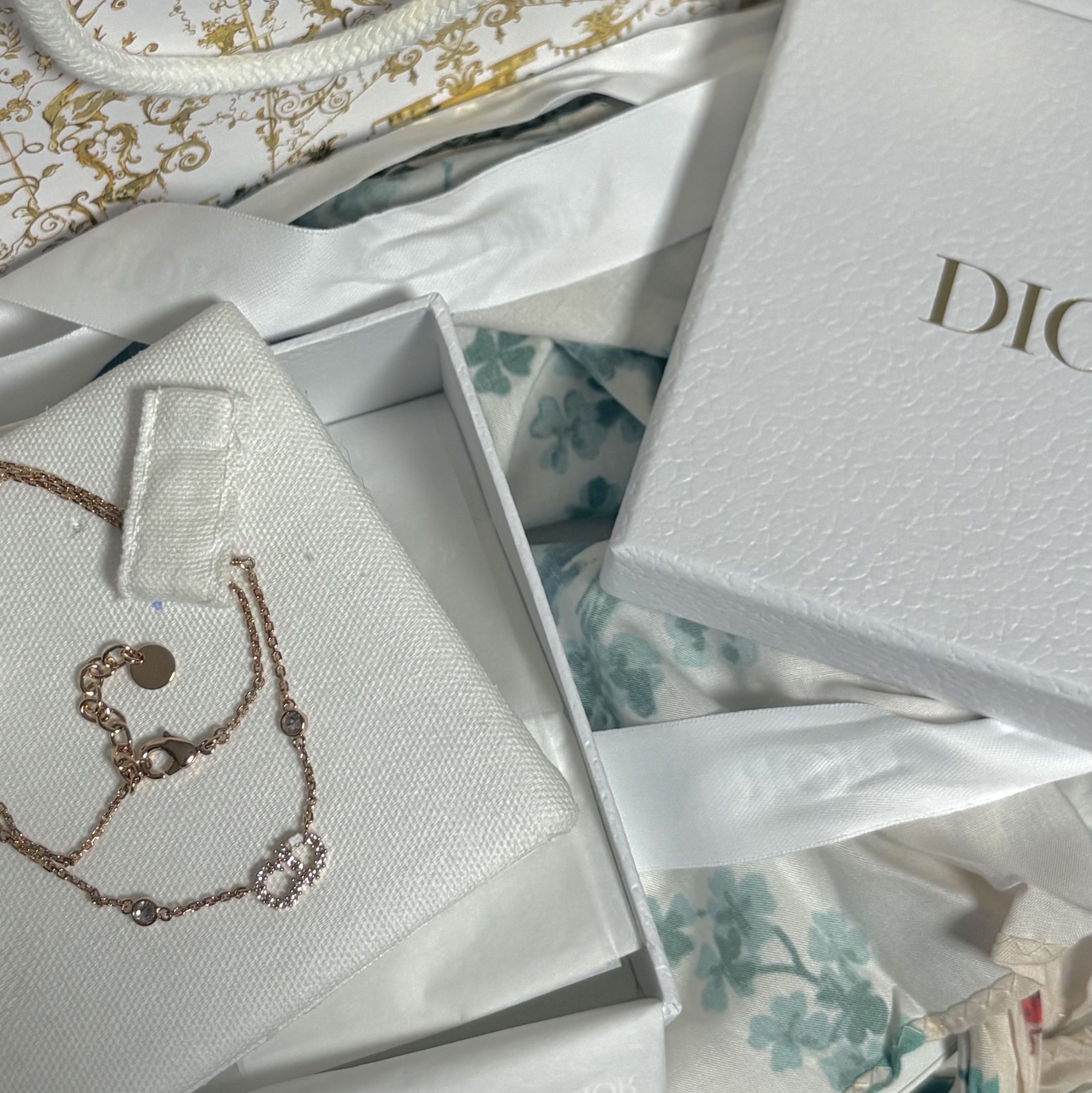 (W) Dior Clair D Lune Necklace Finish Metal And Resin Pearl Tone Crystal Pink Pink Resin Pearl Silver Tone Crystal 착용 스타일