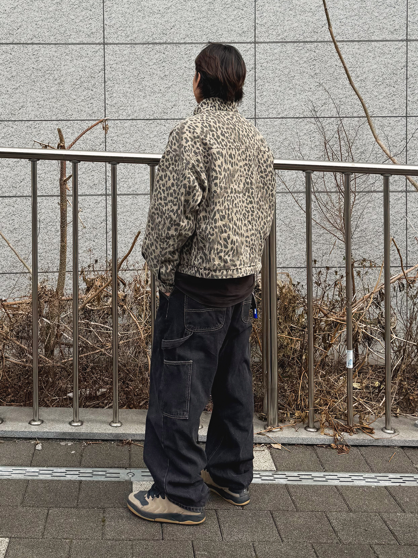 QT8 GARMENTS Washed Leopard Harrington Jacket Beige, QT8 Garments TL Denim Carpenter Pant Black 착용 스타일 - 4