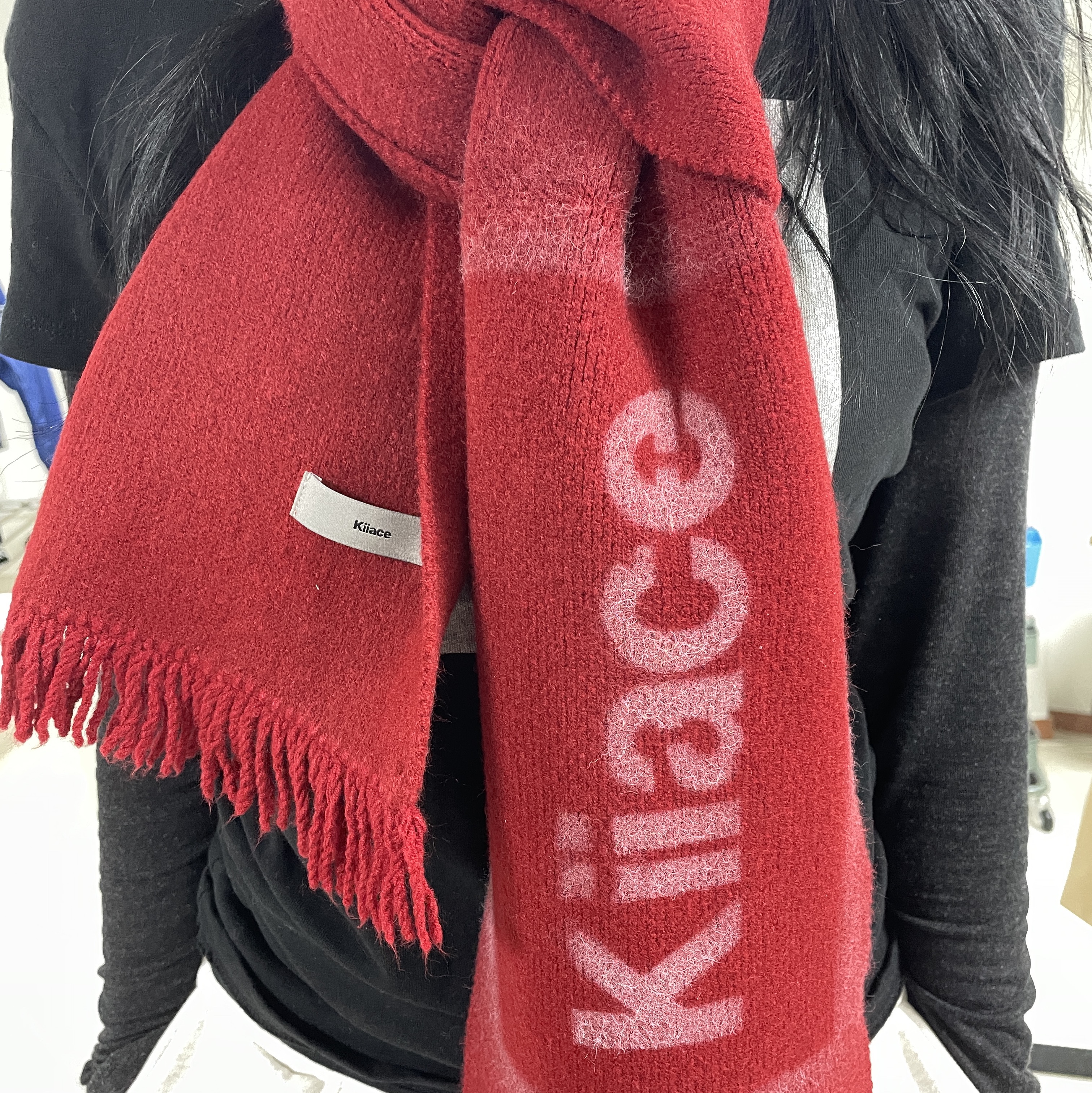 Kiiace Spray Paint Scarf Red 착용 스타일