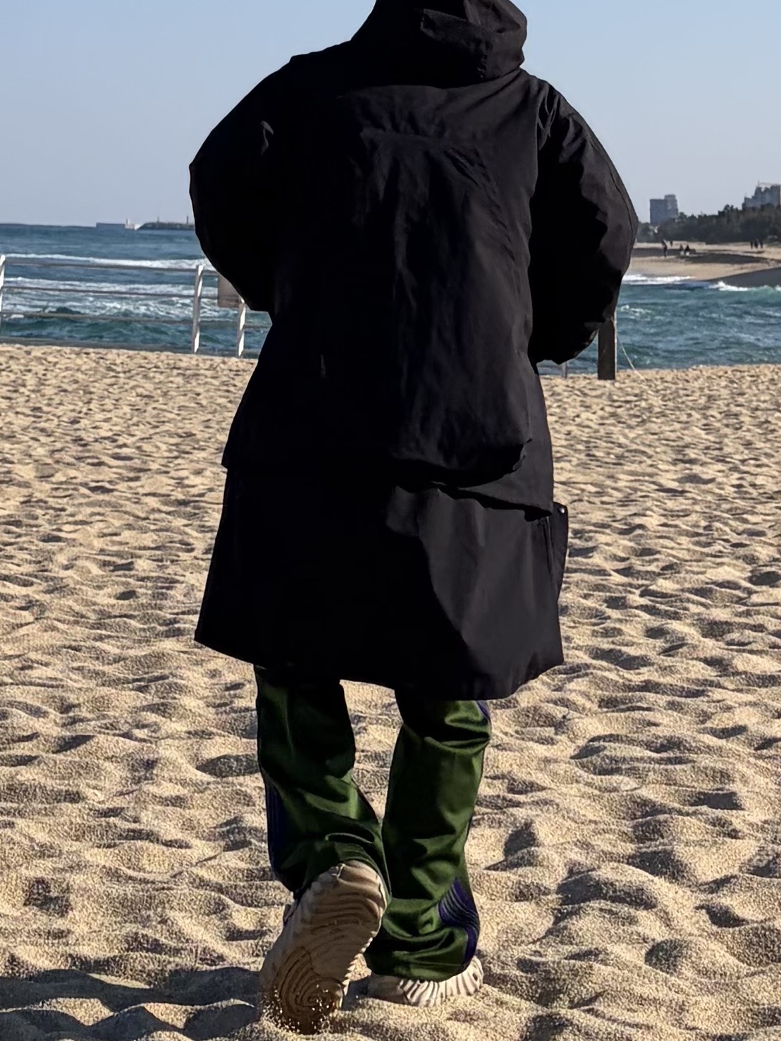 GU x Engineered Garments Padded Shell Parka Navy, Crocs x Salehe Bembury Pollex Clog Horchata 착용 스타일
