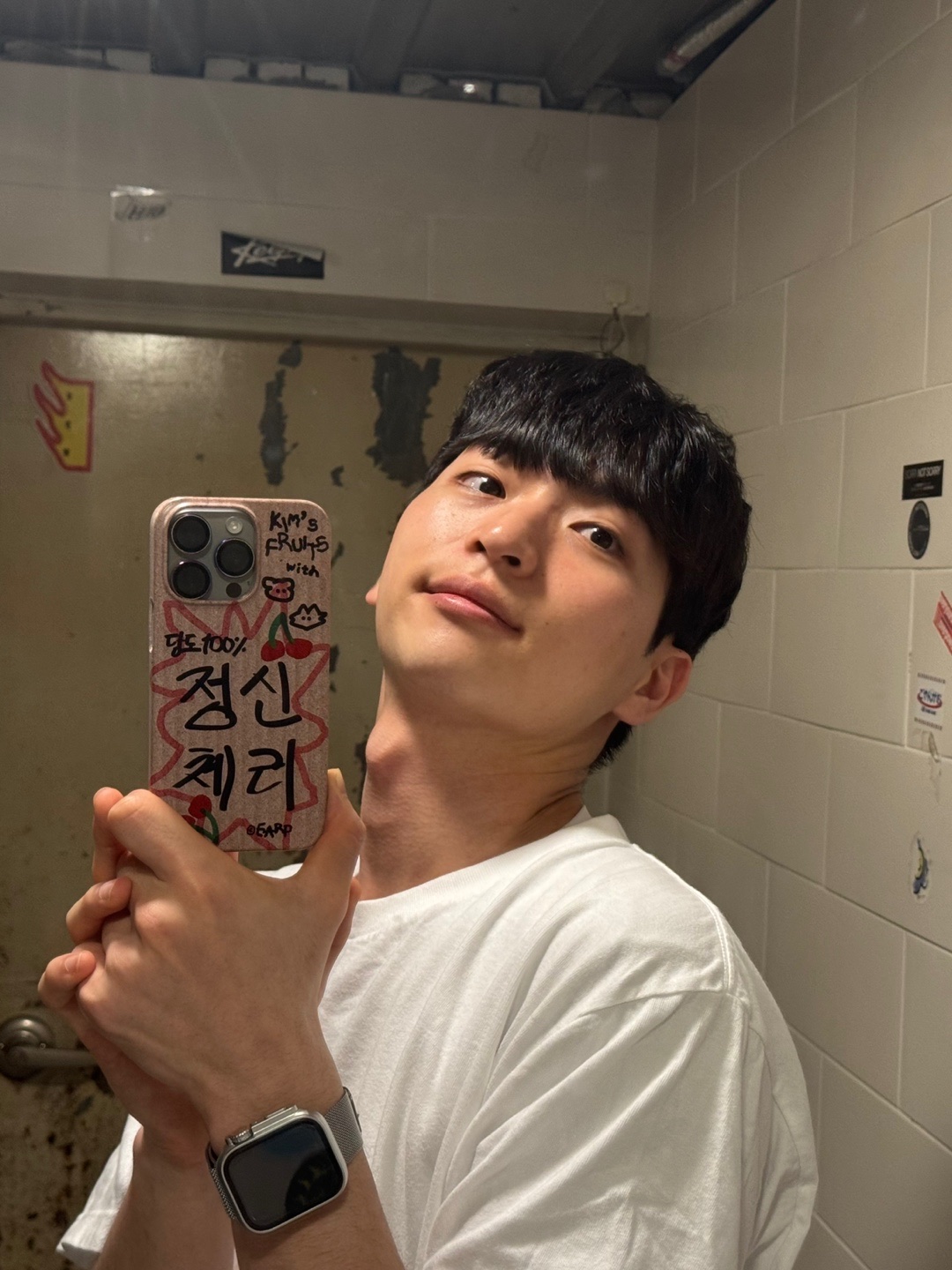 [EARPEARP X KIMS FRUITS] Mental Cherry Hard Case 착용 스타일 - 3