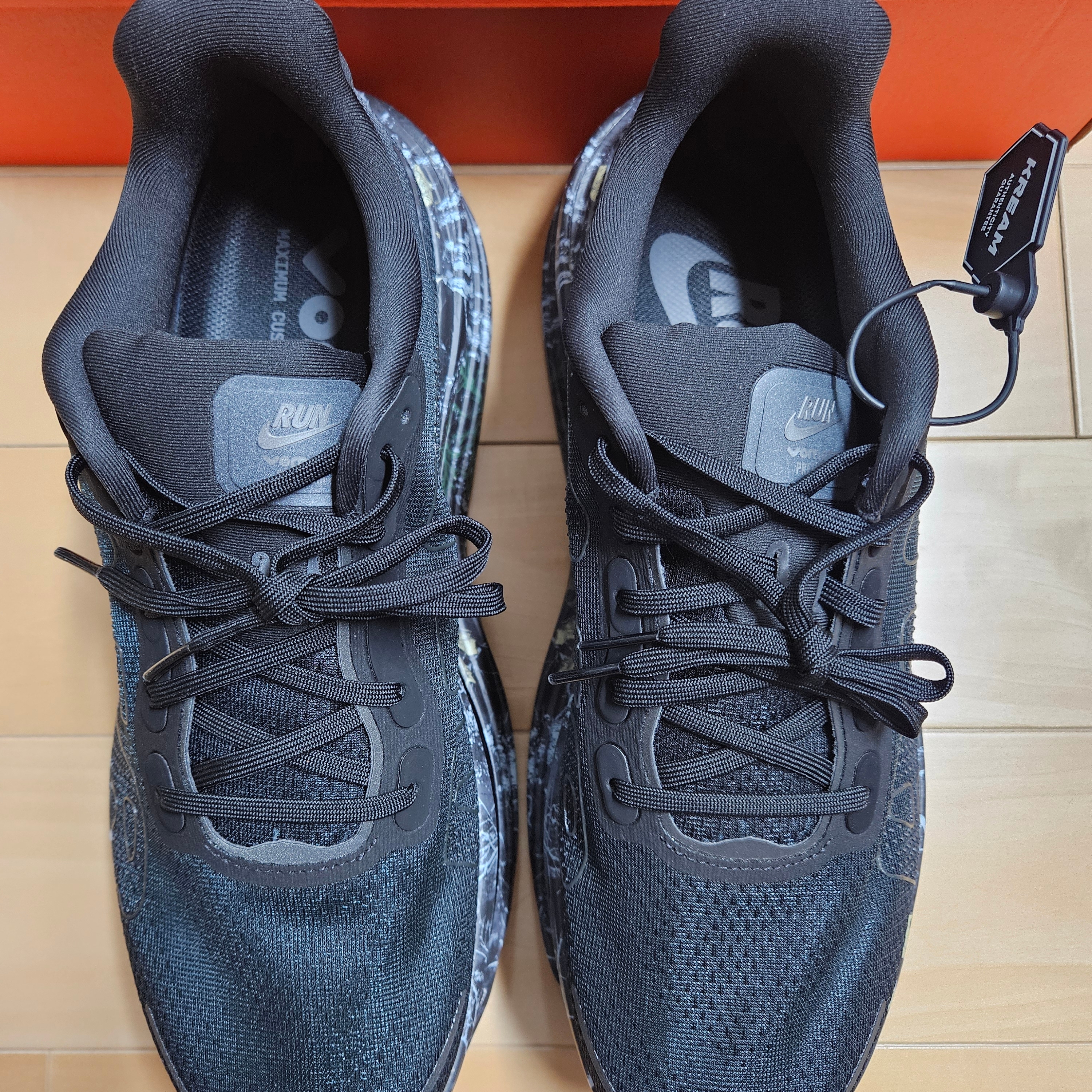 Nike Vomero Premium Black Dark Smoke Grey 착용 스타일 - 5