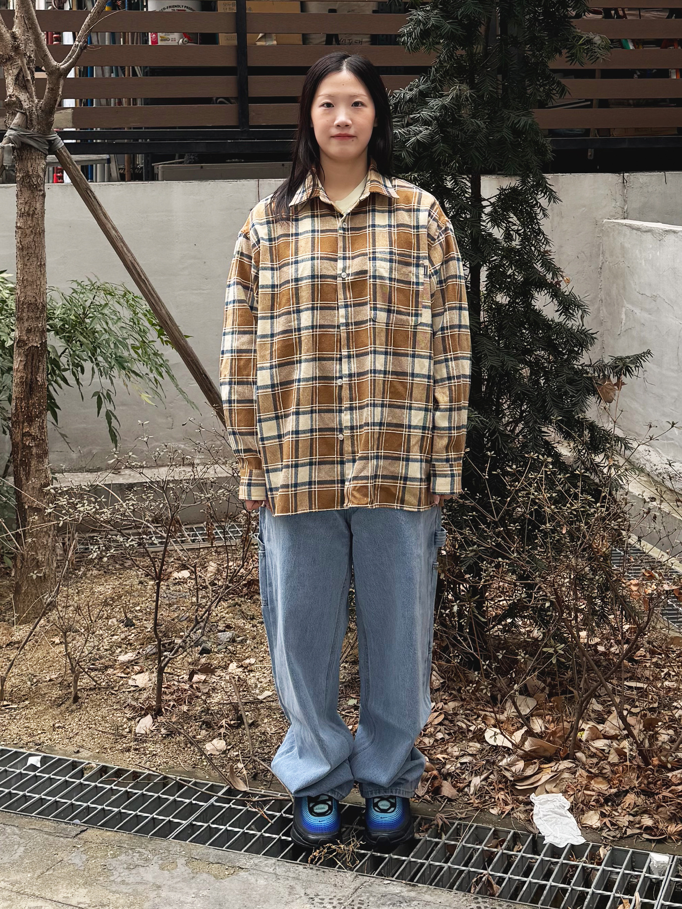 QT8 GARMENTS Rustic Core Flannel Check Shirt Beige, QT8 Garments TL Denim Carpenter Pant Blue 착용 스타일 - 1
