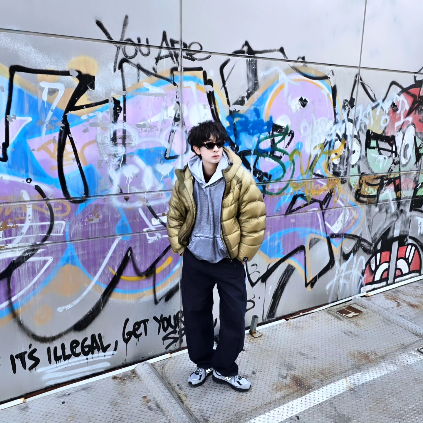 Flavorism Oversized Rivet Hoodie Dirty White, New Balance 2002R Grey Black 착용 스타일 - 3