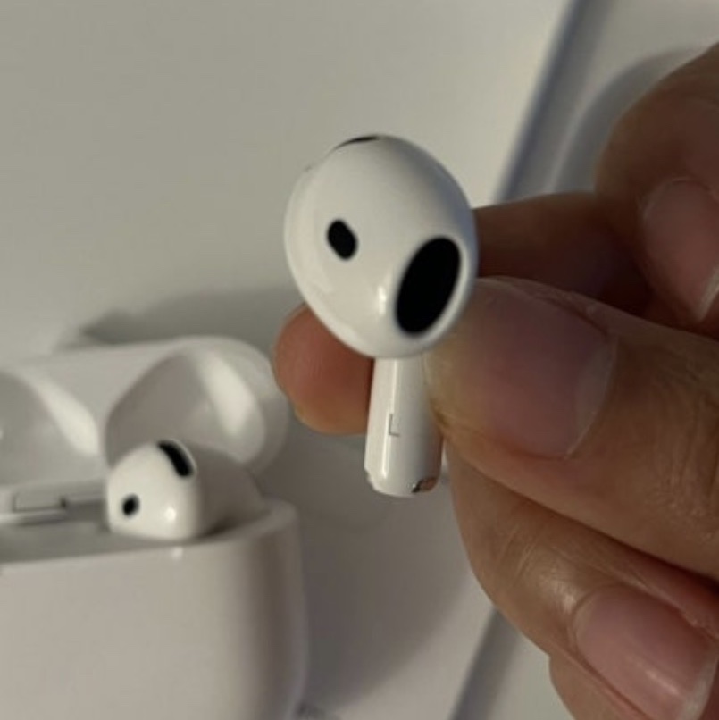 Apple AirPods 4th Gen with Active Noise Cancellation (Korean Ver.) 착용 스타일