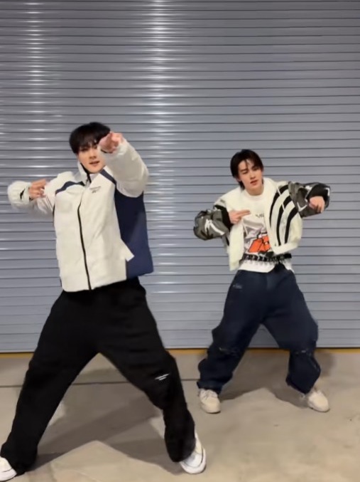 Undermycar Mu.01 Anti Fxxking Logo Play Oversized Sweat Pants Mocha 착용 스타일 - 1