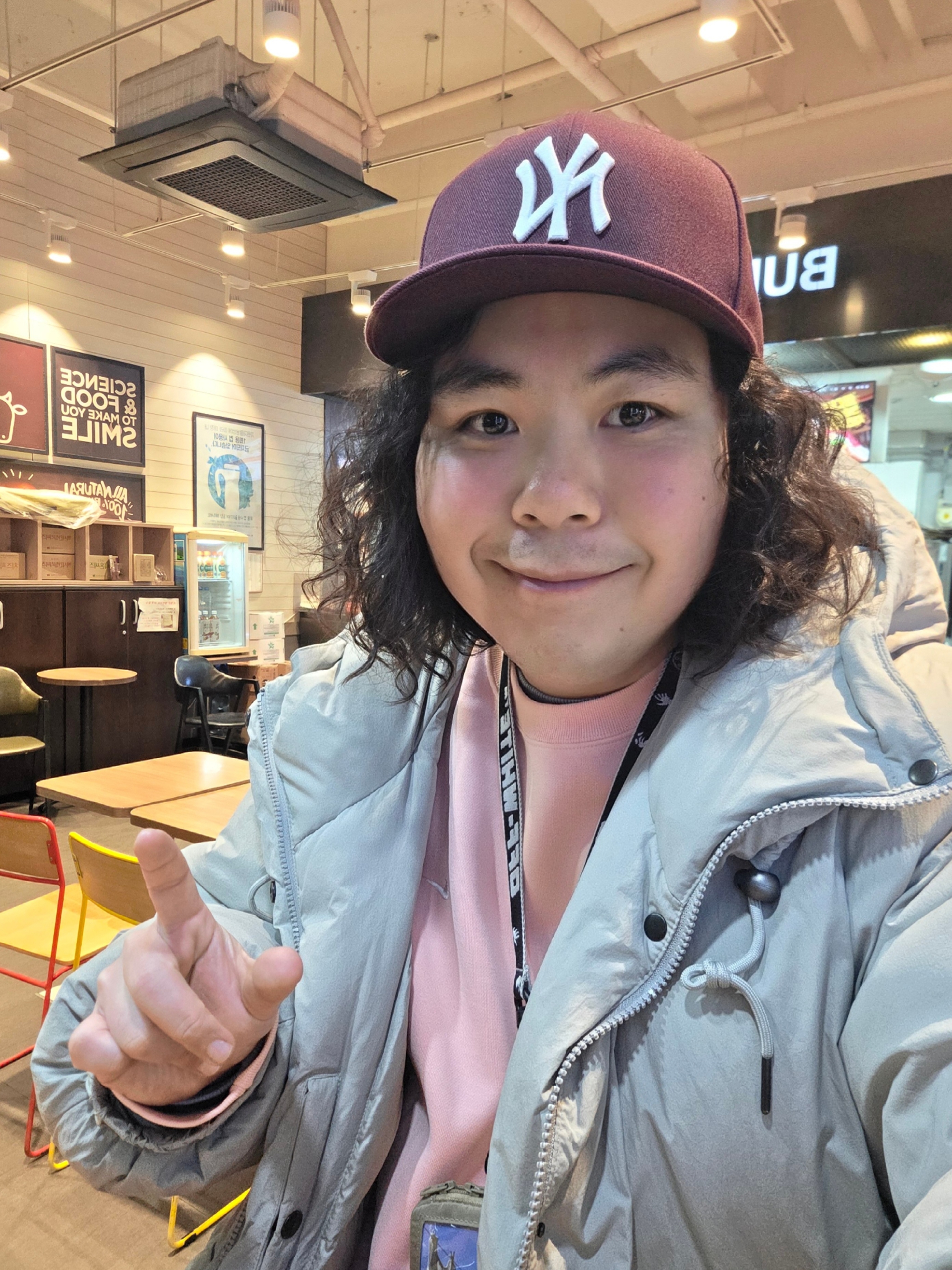 Nike NRG Solo Swoosh Crew Fleece Bleached Coral - US/EU, Off-White x Amore Pacific Protection Box (Without Cosmetics) 착용 스타일 - 1