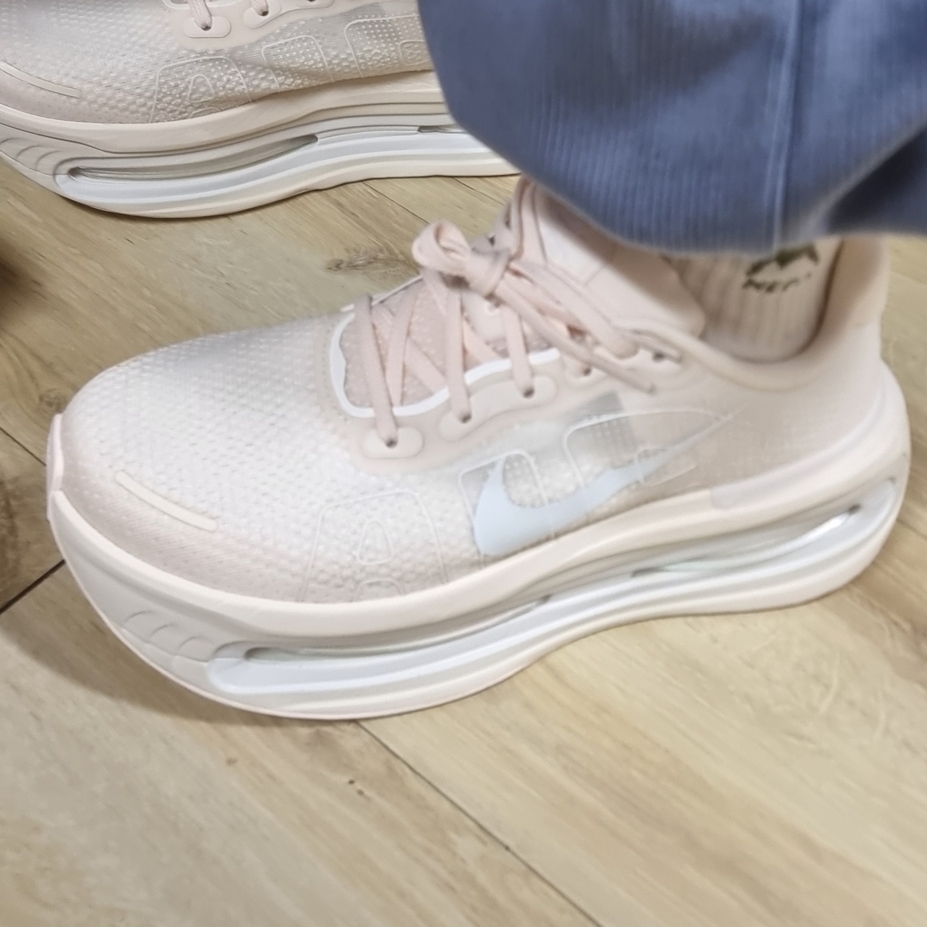 (W) Nike Vomero Premium Chalk Pale Ivory 착용 스타일