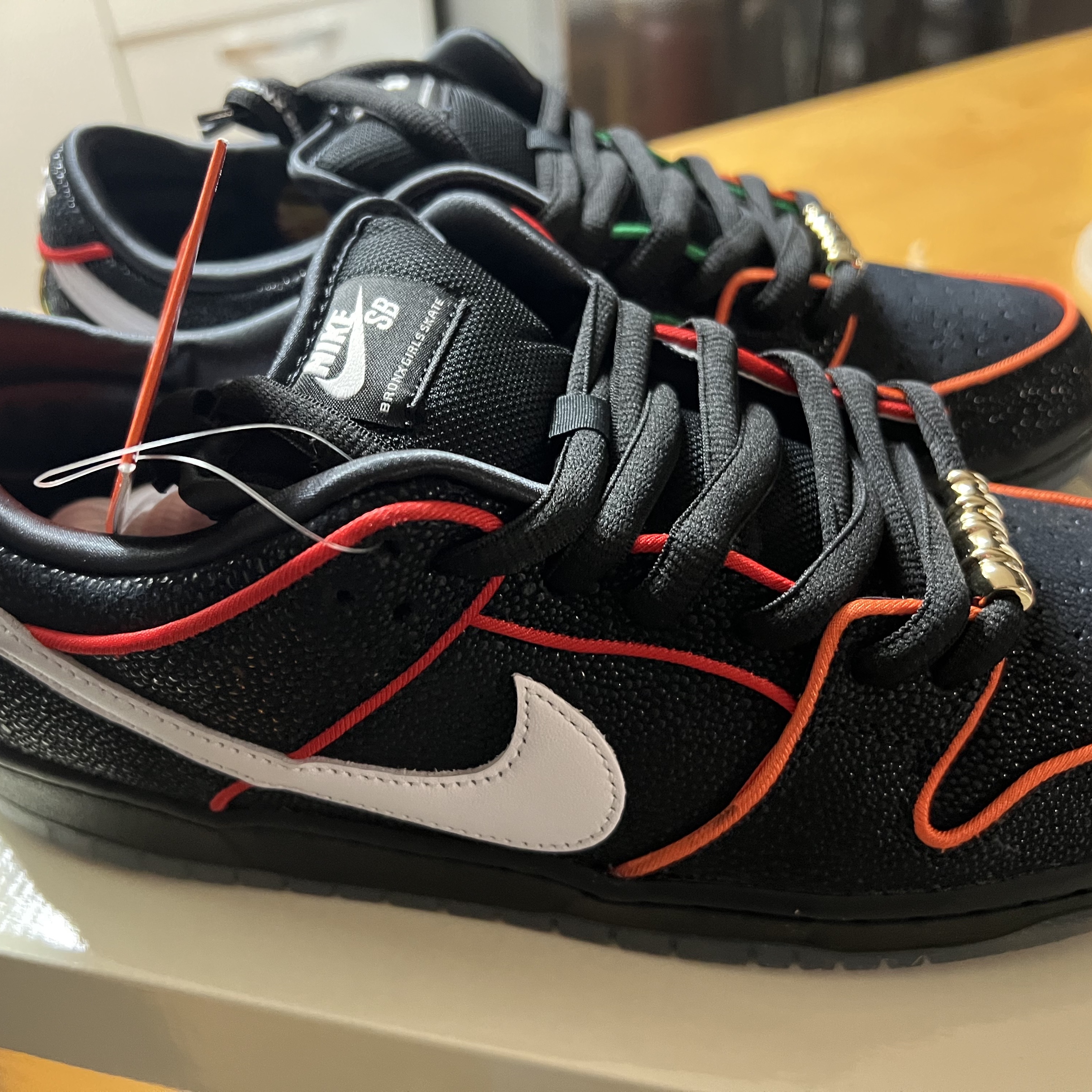 Nike x Bronx Girls Skate SB Dunk Low Black and Challenge Red 착용 스타일 - 2