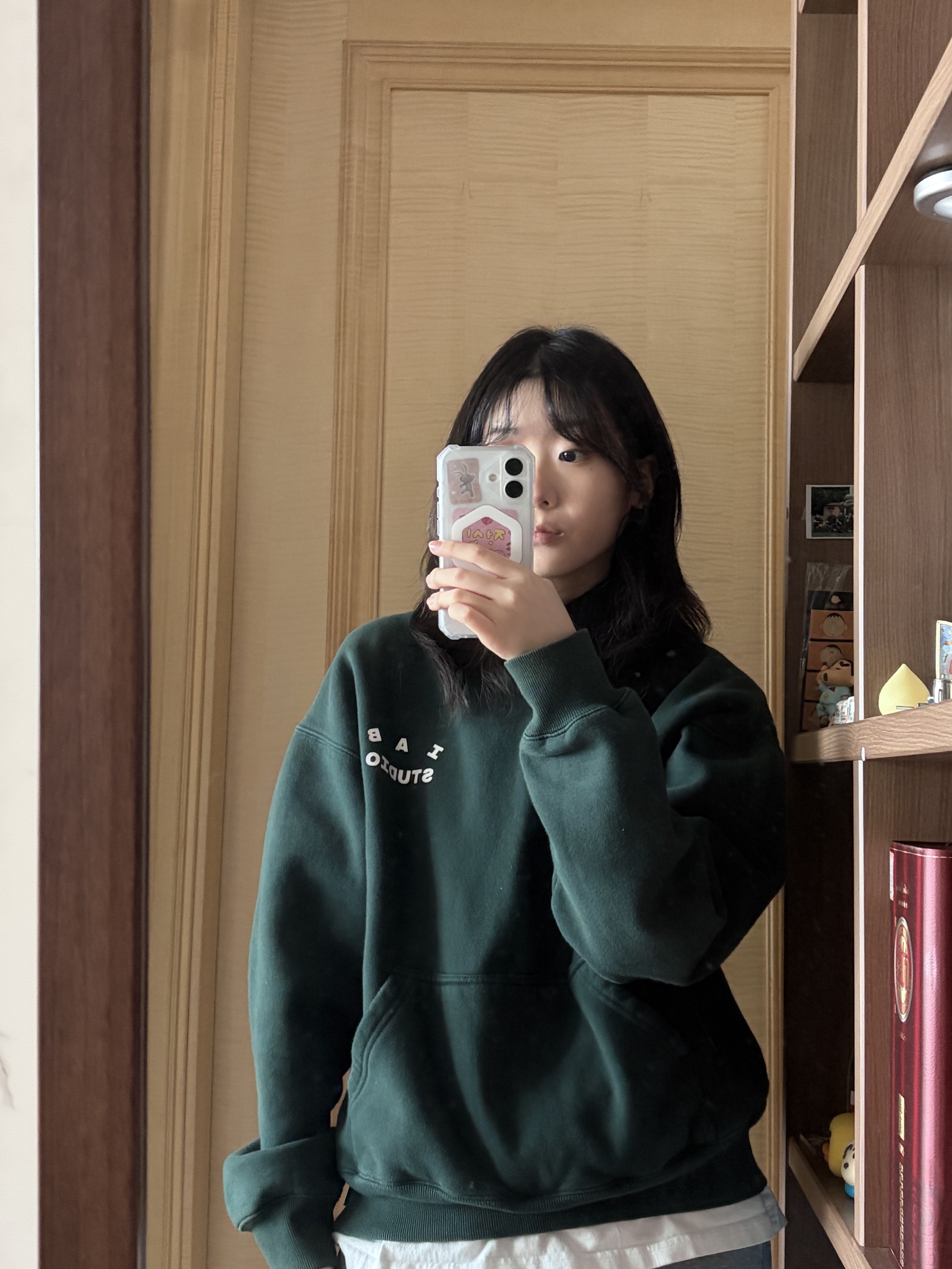 IAB Studio Hoodie Deep Green 착용 스타일 - 1