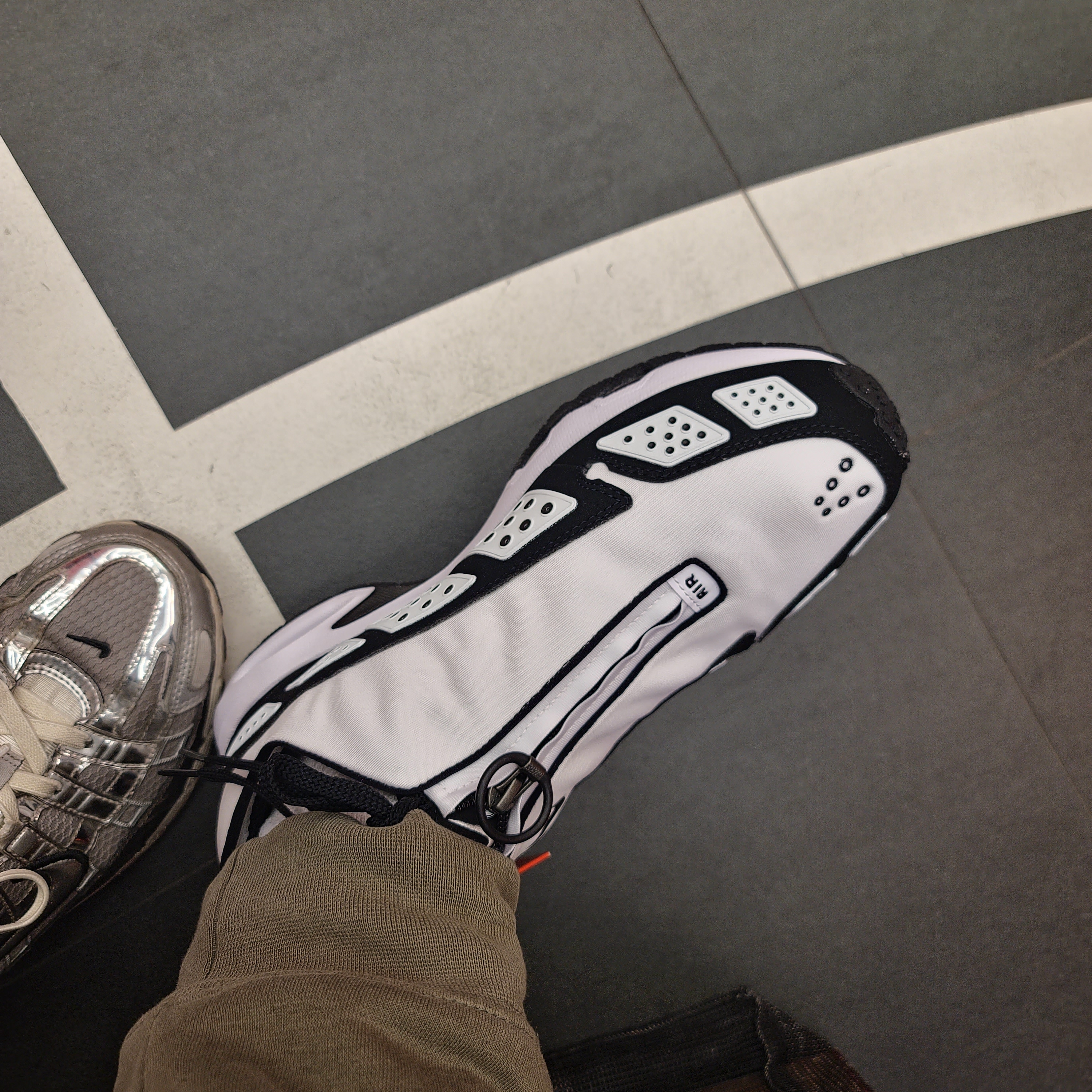 (W) Nike Air Max SNDR White and Black 착용 스타일