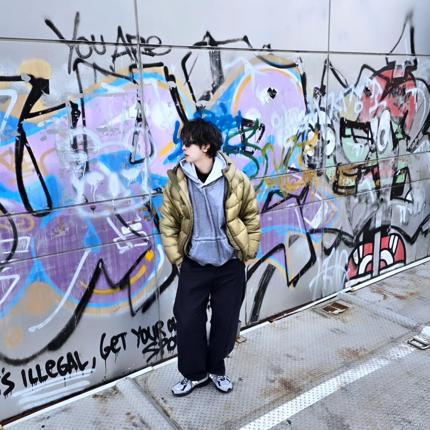 Flavorism Oversized Rivet Hoodie Dirty White, New Balance 2002R Grey Black 착용 스타일 - 4
