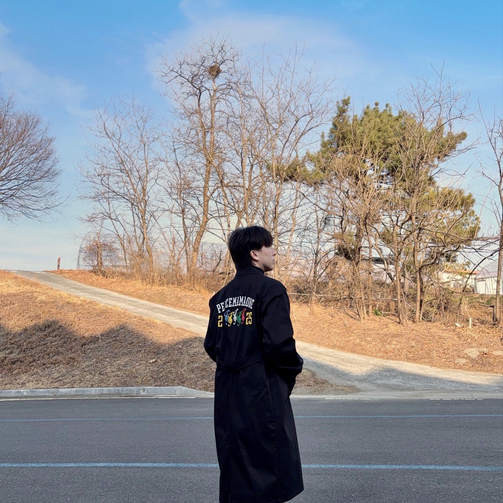 Peaceminusone x 2025 MAMA Awards Peacemamaone Coat Black 착용 스타일