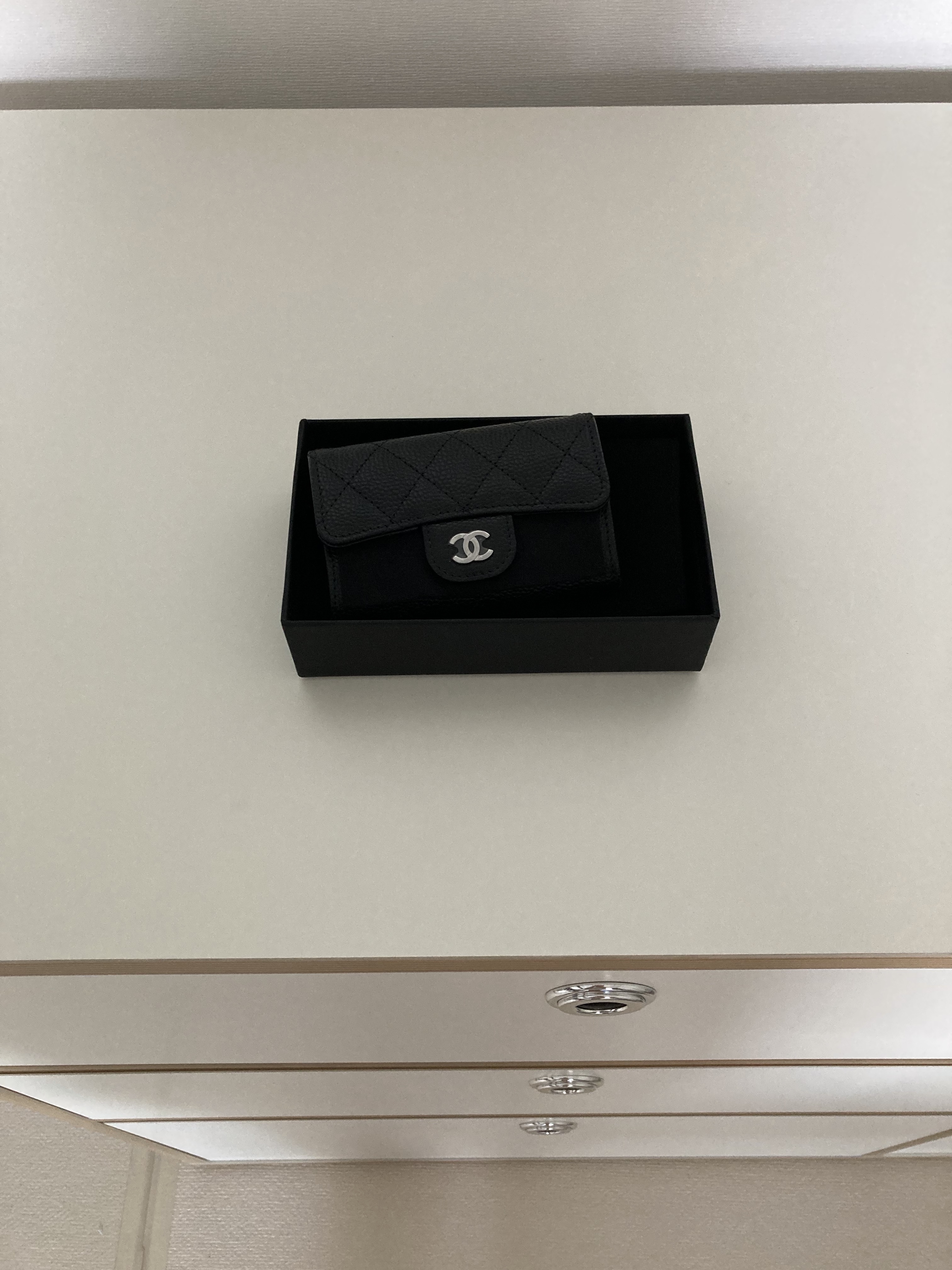 Chanel Classic Card Holder Grained Calfskin & Silver Black 착용 스타일