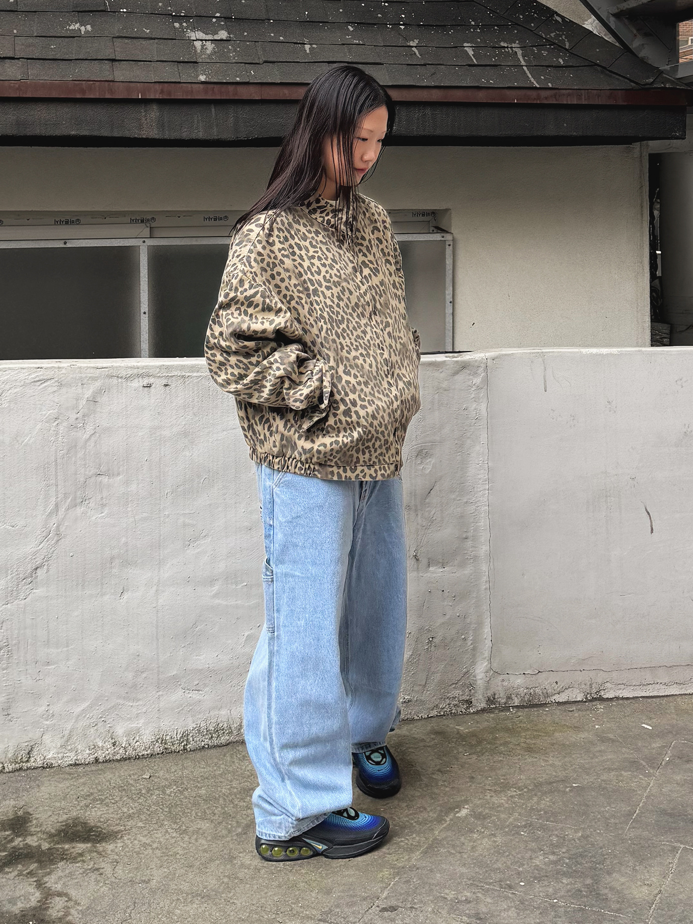 QT8 GARMENTS Washed Leopard Harrington Jacket Beige, QT8 Garments TL Denim Carpenter Pant Blue 착용 스타일 - 3
