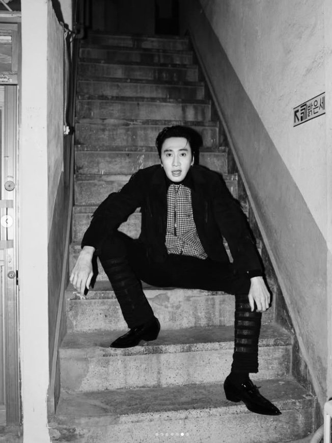 Undermycar 25FW Ironfist Straight Denim Black 착용 스타일