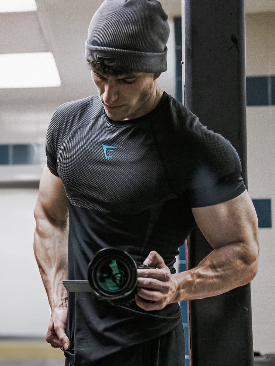 Gymshark Onyx 5.0 Seamless T-Shirt Black Onyx Grey, Gymshark Onyx 5.0 Seamless T-Shirt Black Light Grey 착용 스타일 - 1