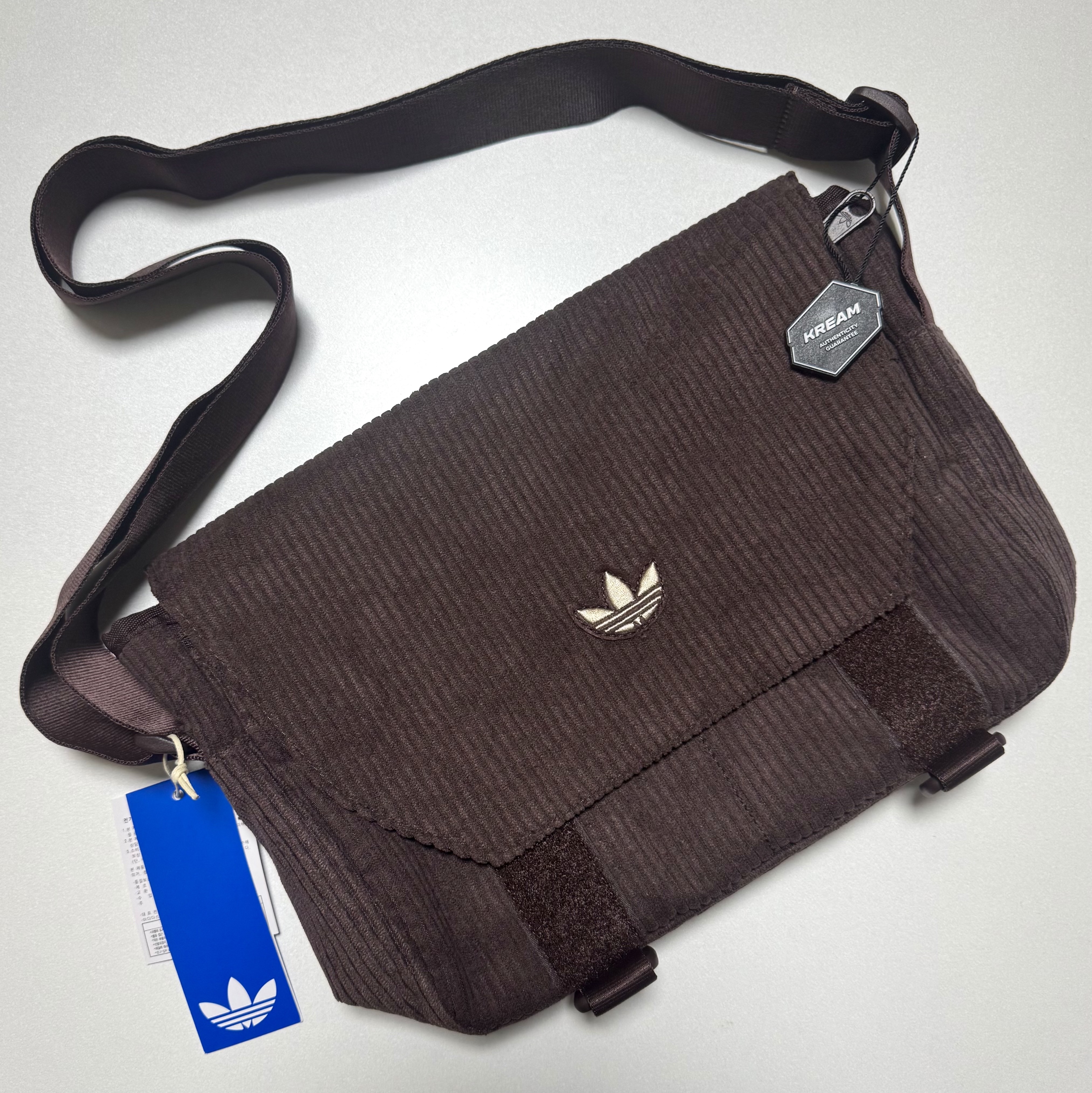 Adidas NEXT+ Corduroy Messenger Bag Shadow Brown 착용 스타일