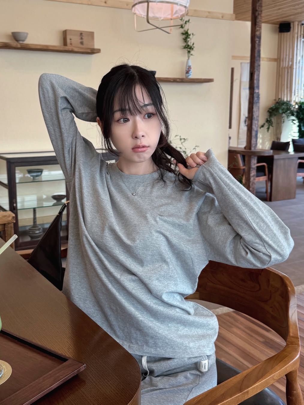 SLOW RECORD HOUSE Fingerhole Crop Long Sleeve Gray 착용 스타일 - 2
