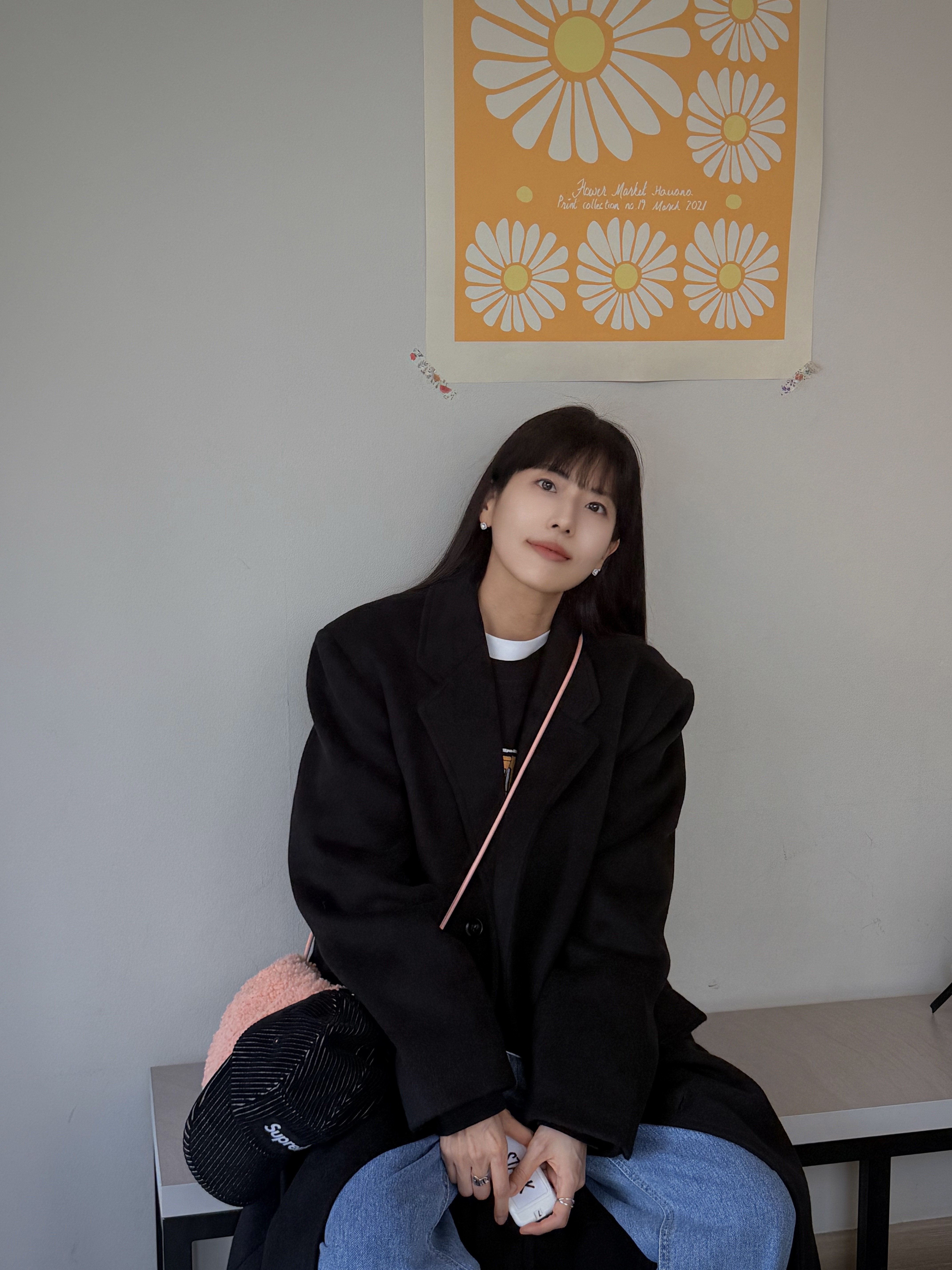 Supreme Inside Out Crewneck Black - 23FW, COS Cavatelli Faux Shearling Mini Clutch Pink 착용 스타일 - 1