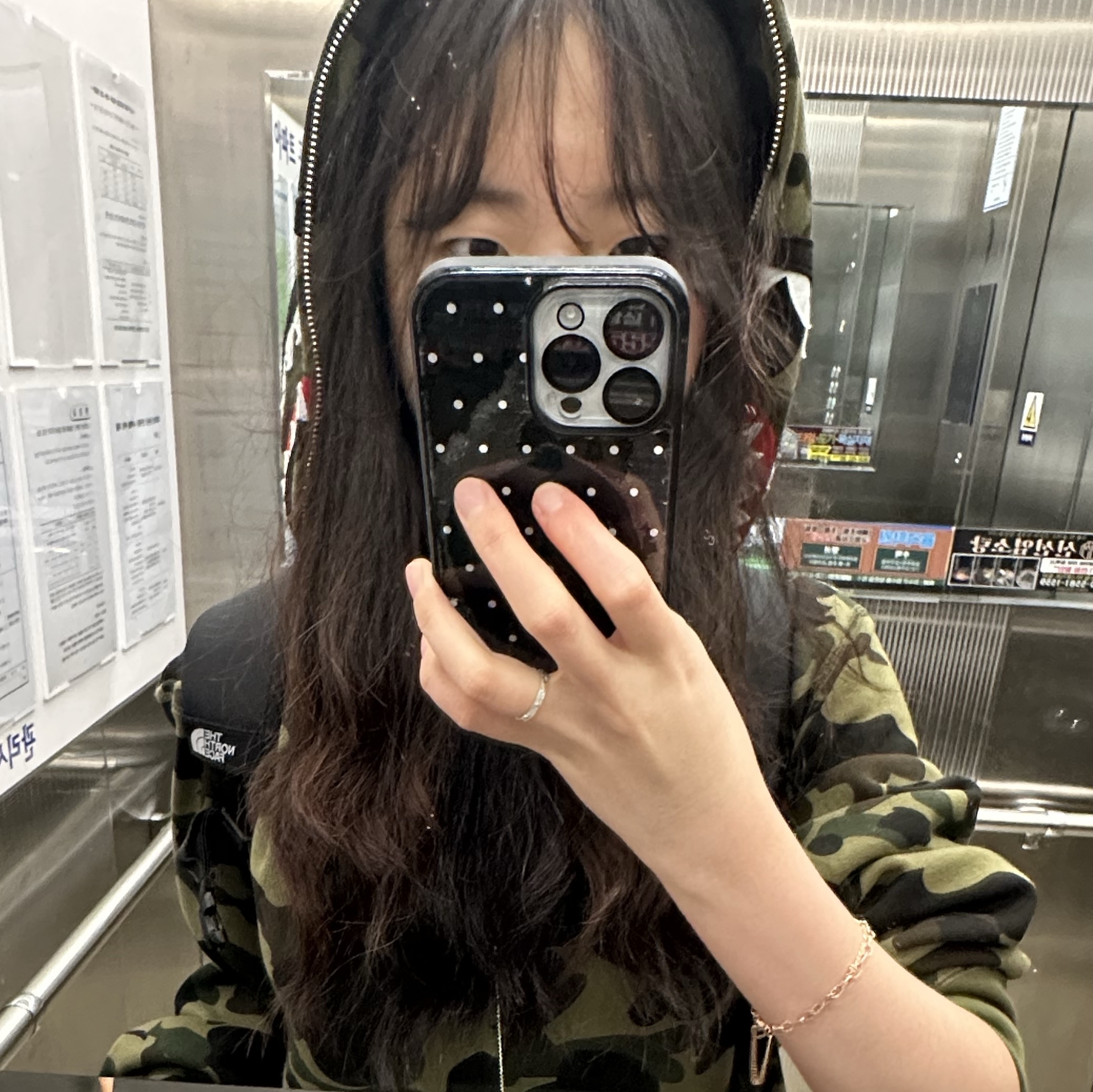 BAPE 1st Camo Shark Full Zip Hoodie Army Green 착용 스타일