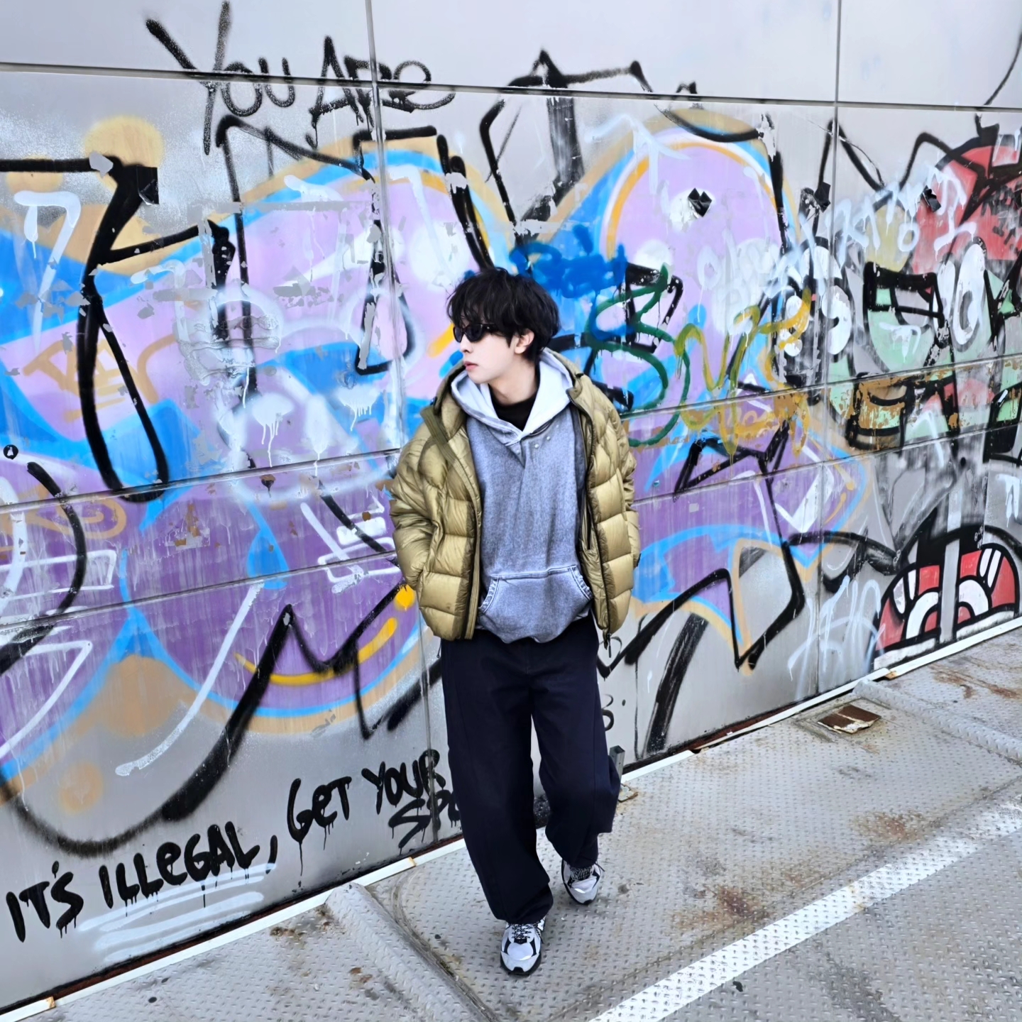 Flavorism Oversized Rivet Hoodie Dirty White, New Balance 2002R Grey Black 착용 스타일 - 2