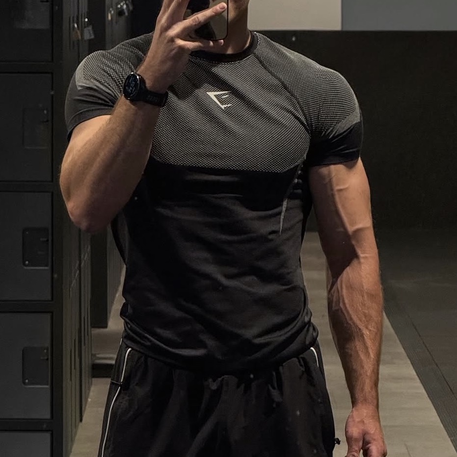 Gymshark Onyx 5.0 Seamless T-Shirt Black Light Grey, Gymshark Onyx 5.0 Seamless T-Shirt Black Carmine Red 착용 스타일 - 1