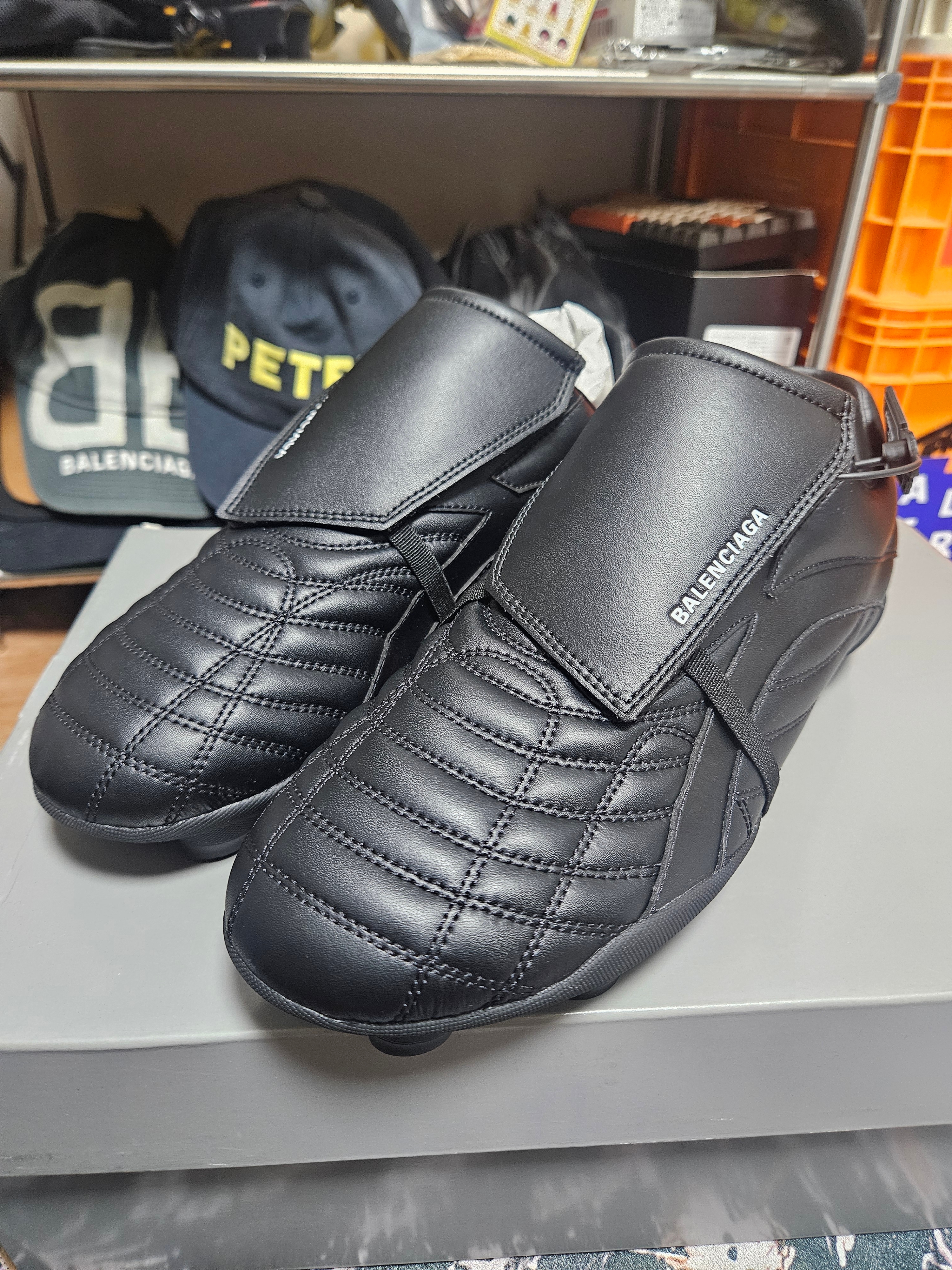 Balenciaga Soccer Sneakers Black 착용 스타일