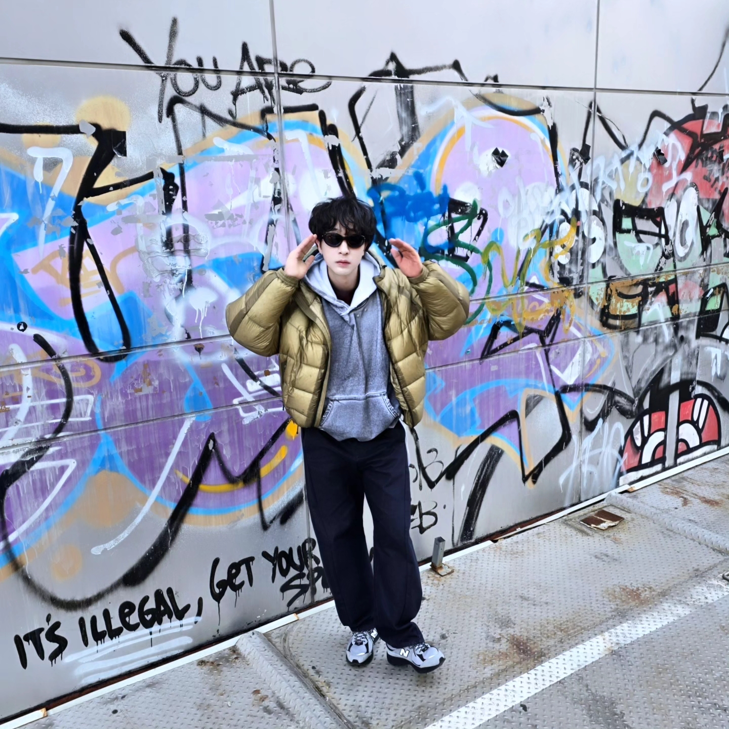 Flavorism Oversized Rivet Hoodie Dirty White, New Balance 2002R Grey Black 착용 스타일 - 1