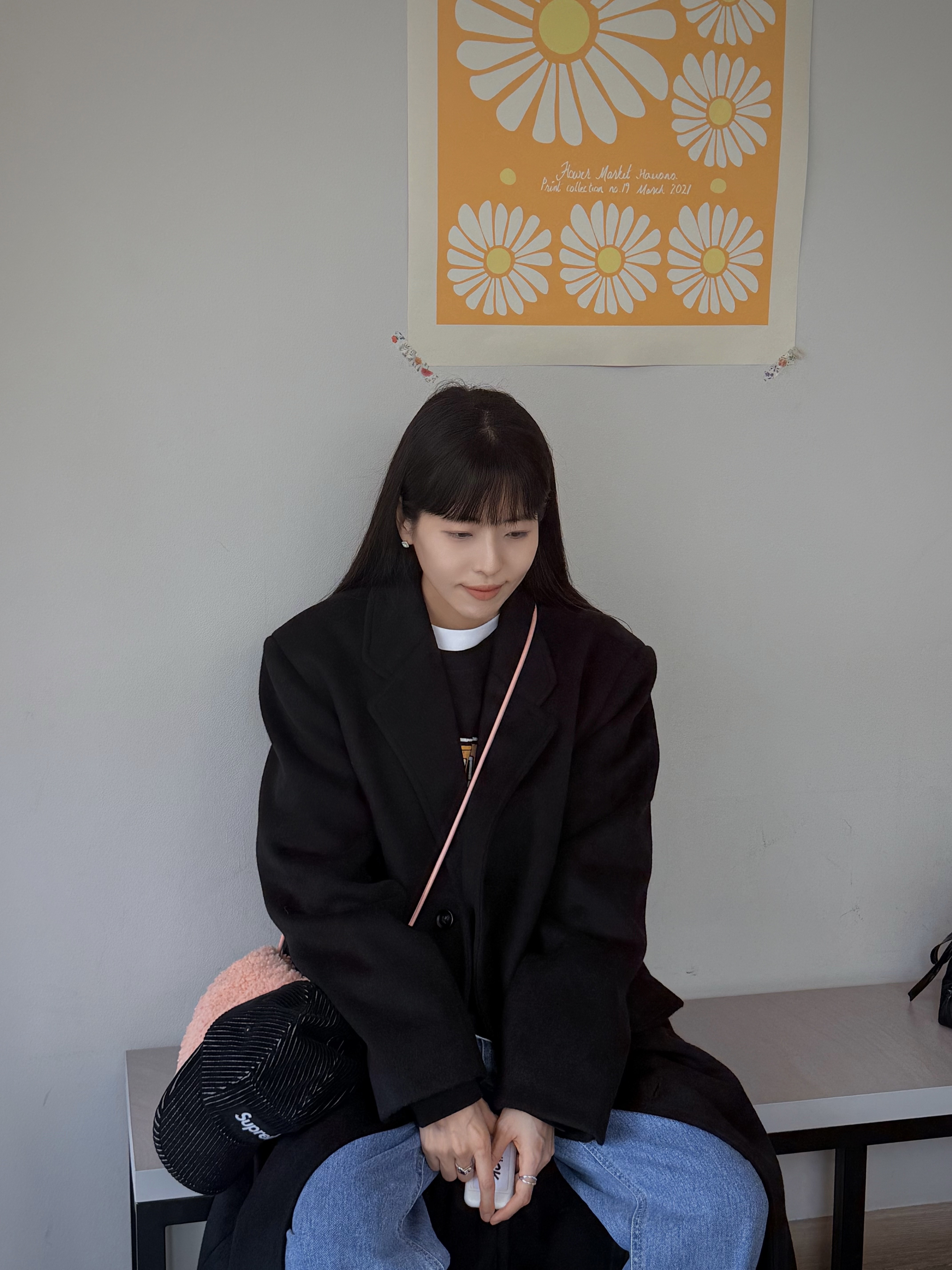 Supreme Inside Out Crewneck Black - 23FW, COS Cavatelli Faux Shearling Mini Clutch Pink 착용 스타일 - 2