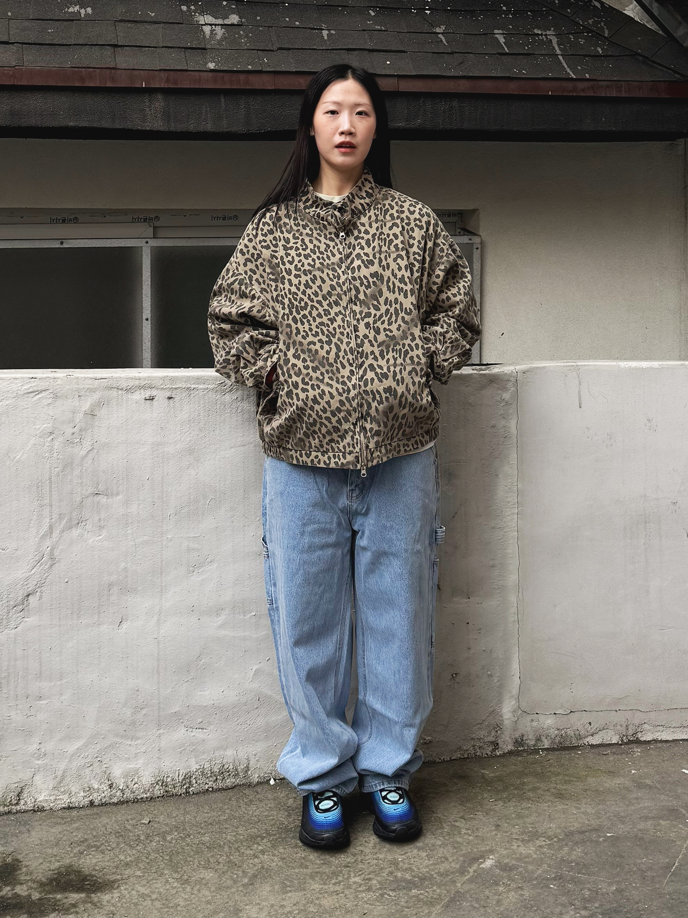 QT8 GARMENTS Washed Leopard Harrington Jacket Beige, QT8 Garments TL Denim Carpenter Pant Blue 착용 스타일 - 1
