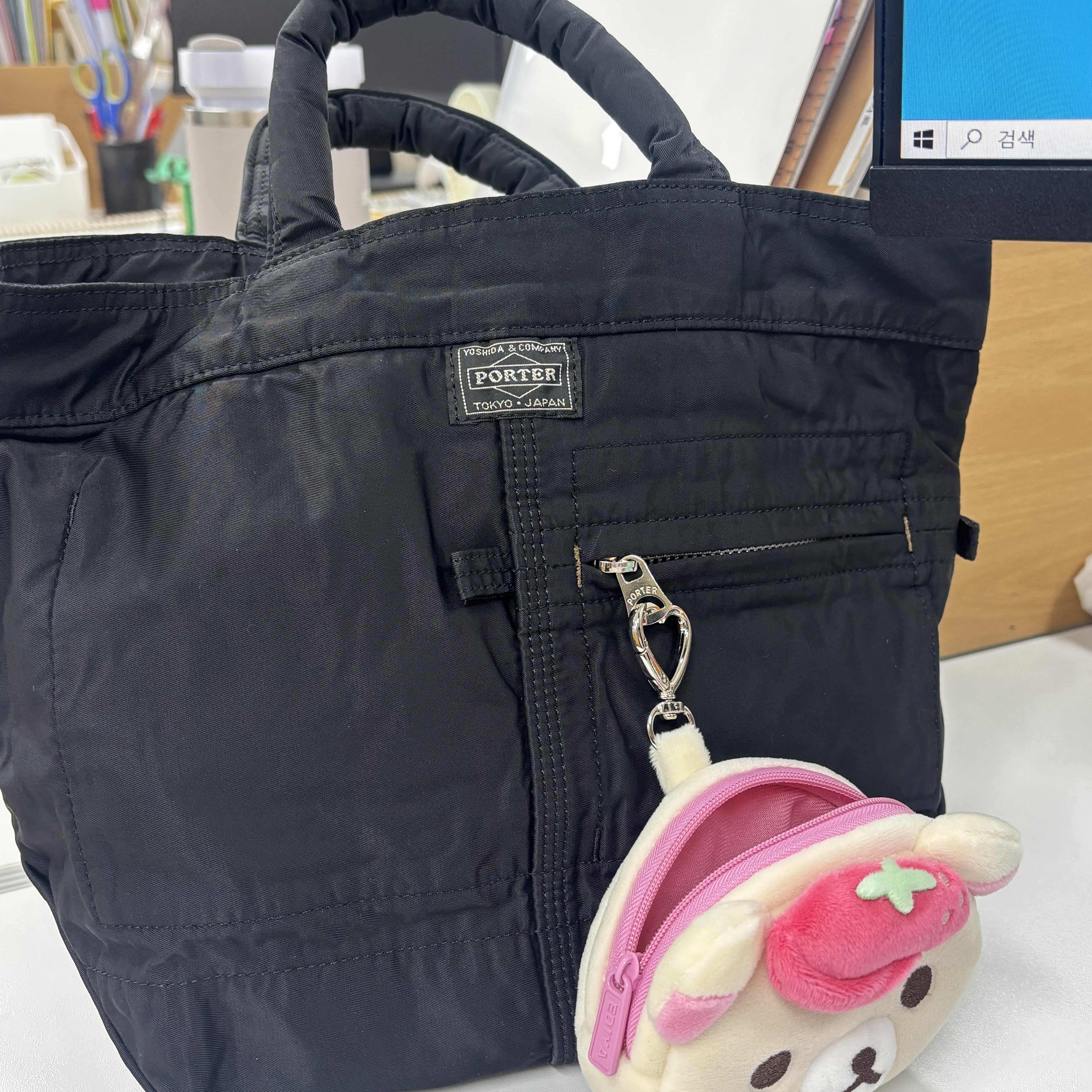 Porter Mile Mini Tote Bag Black 착용 스타일