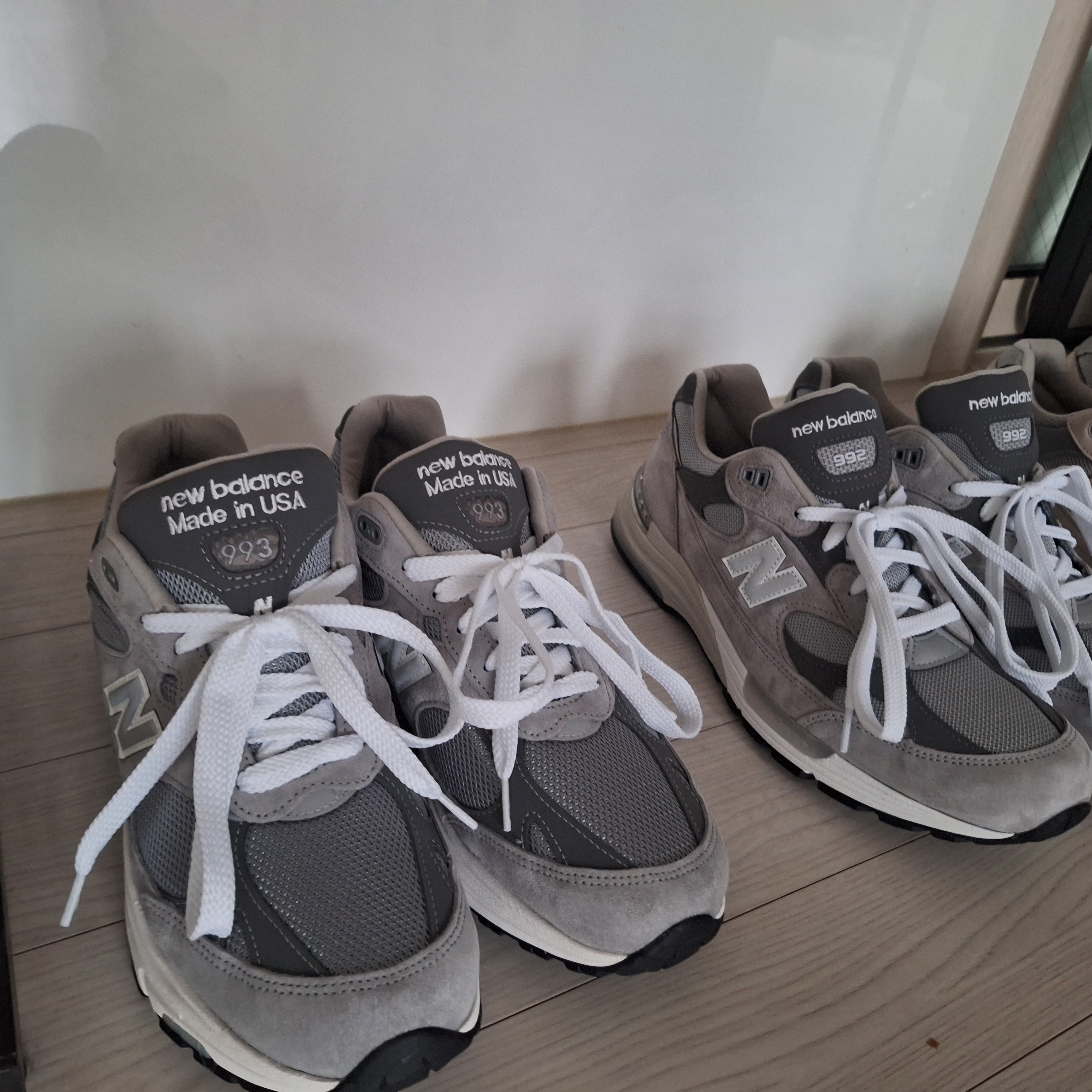 New Balance 992 Made in USA Core Grey Silver Metallic, New Balance 993 Made in USA Grey - D Standard 착용 스타일 - 2