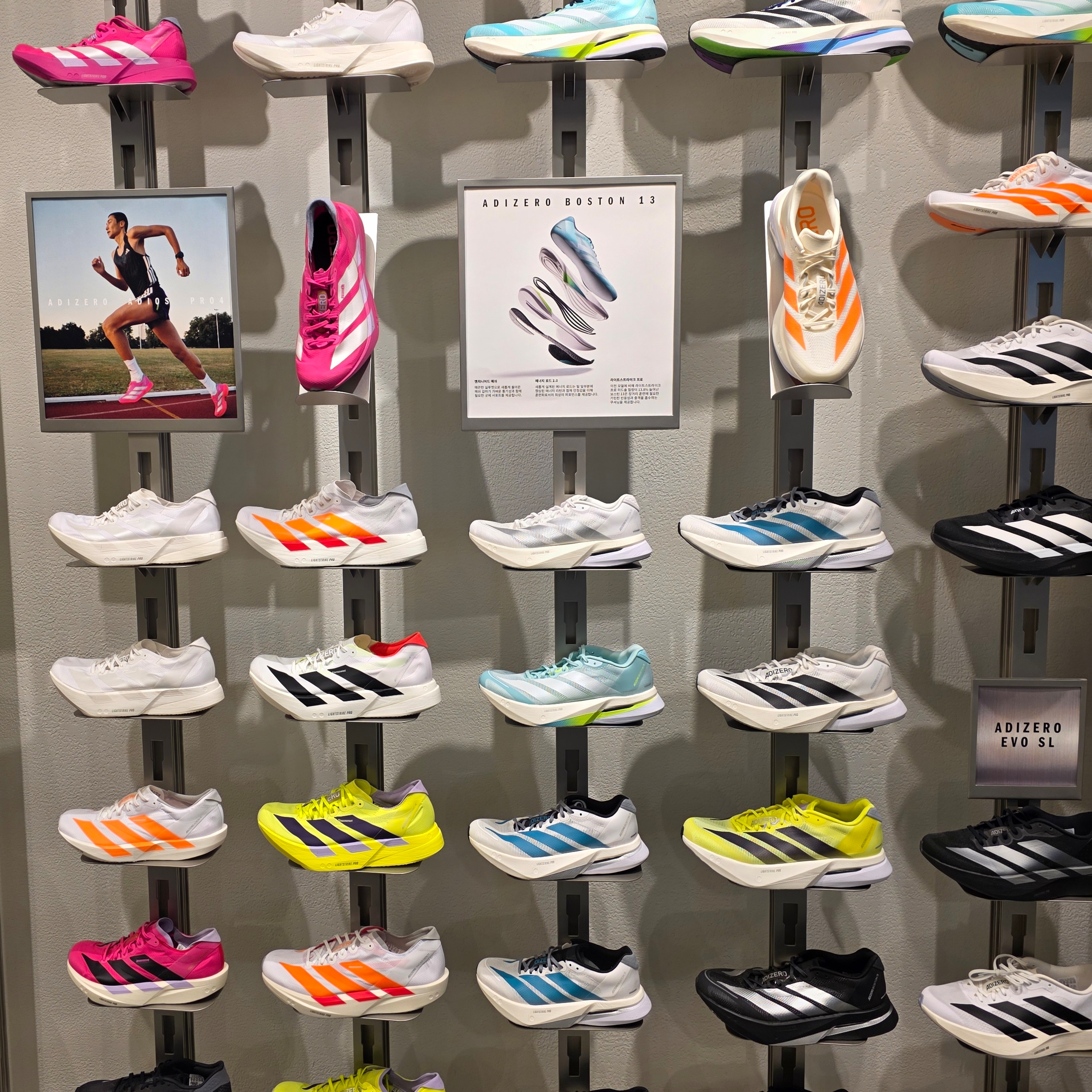 Adidas Adizero Takumi Sen 11 Shock Pink Aurora Black, Adidas Adizero Adios Pro 4 Cloud White Lucid Orange 착용 스타일