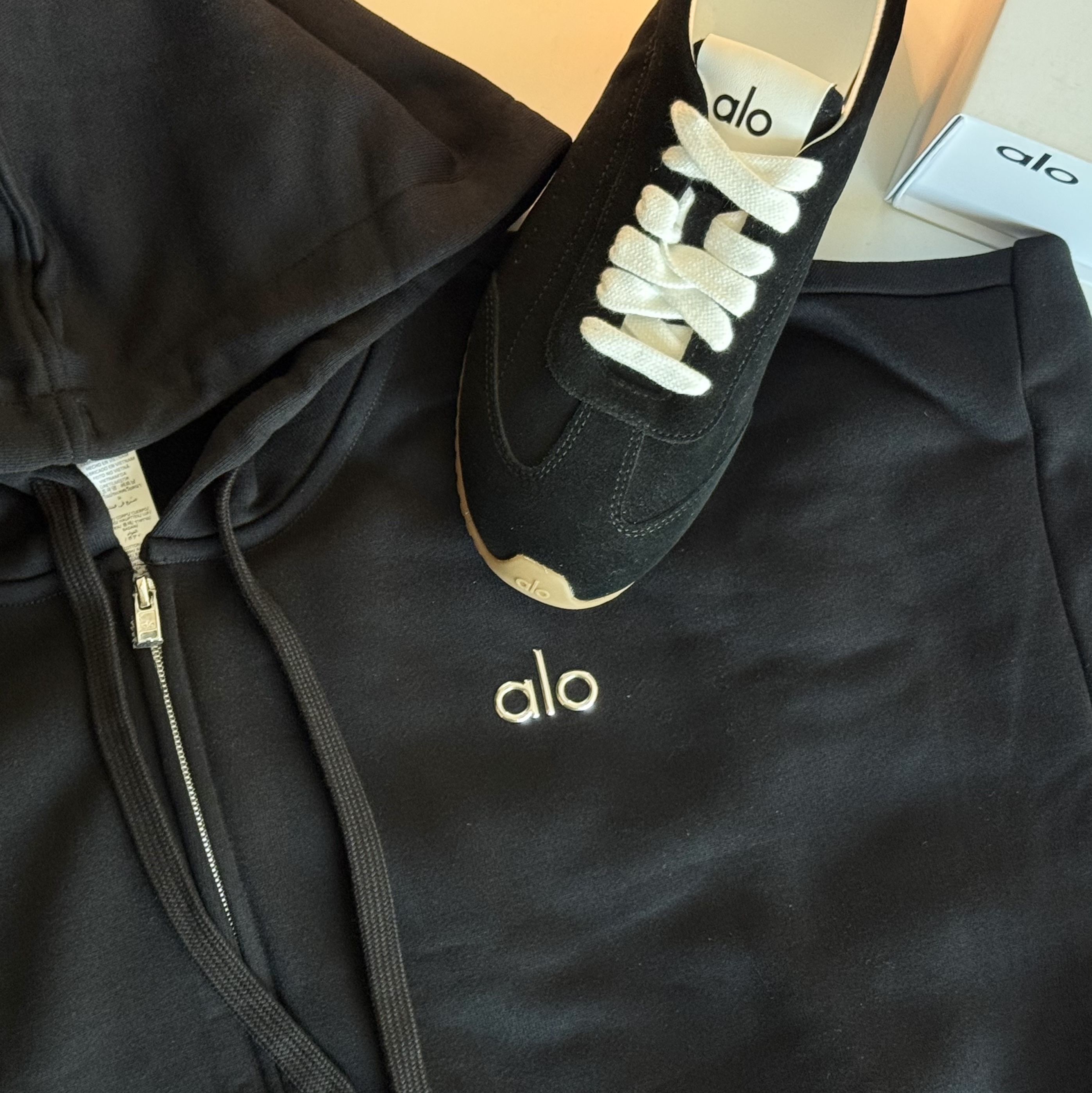 Alo Yoga Accolade Full Zip Hoodie Black, (W) Alo Yoga Sunset Sneaker Black 착용 스타일 - 3