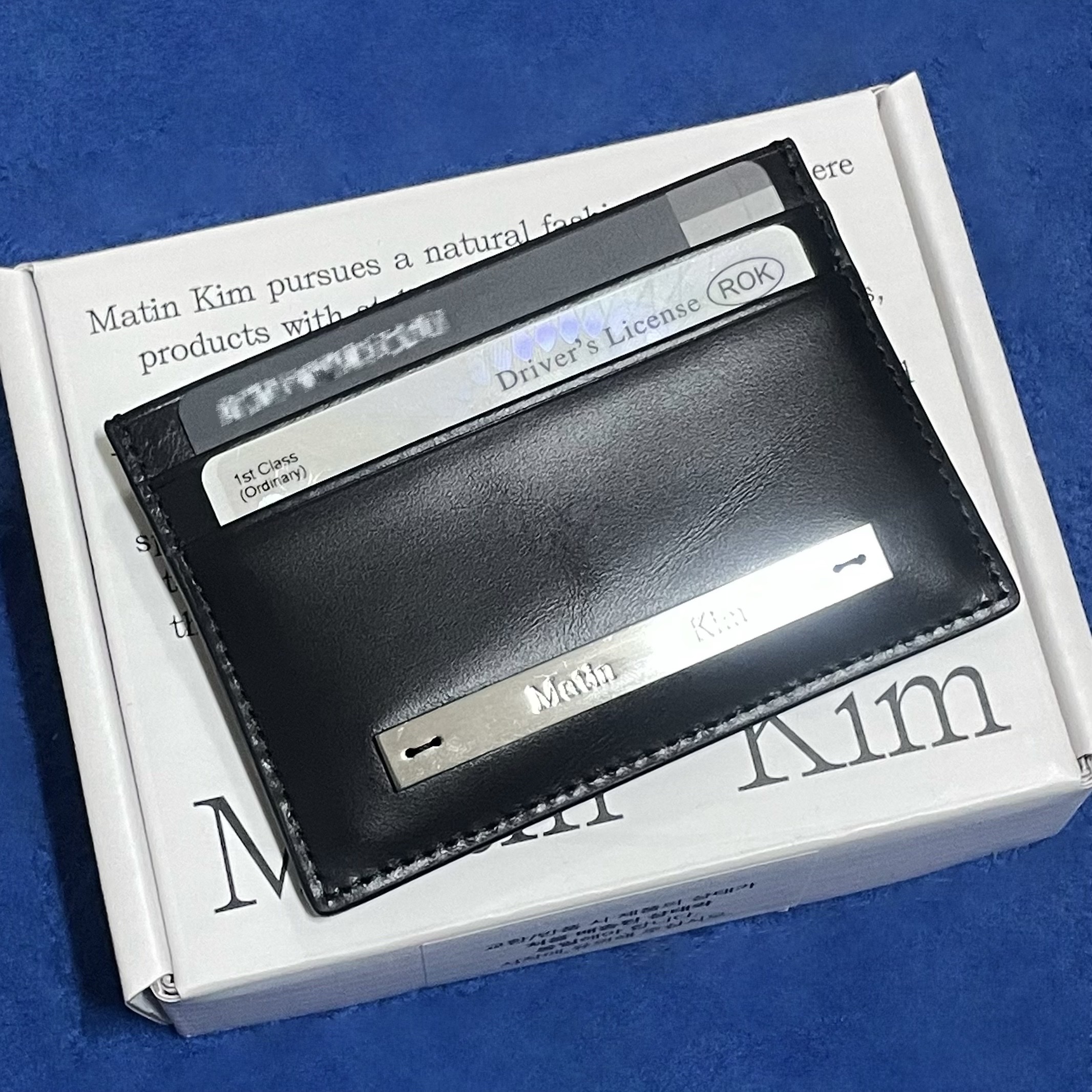Matin Kim Vintage Card Wallet Black 착용 스타일