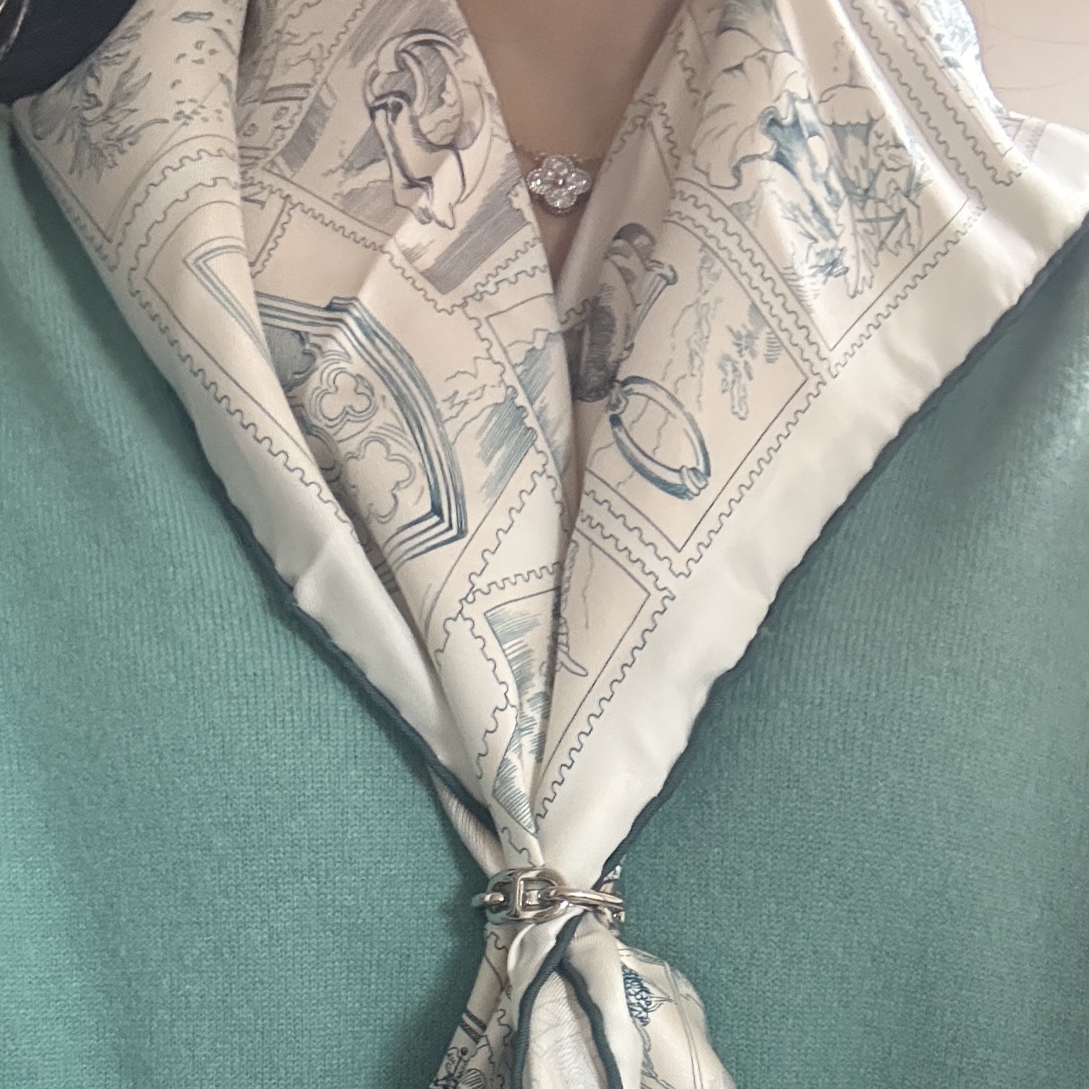 (W) Hermes Le Philateliste Du Faubourg Scarf 90 Rose Pale Gris Blanc 착용 스타일